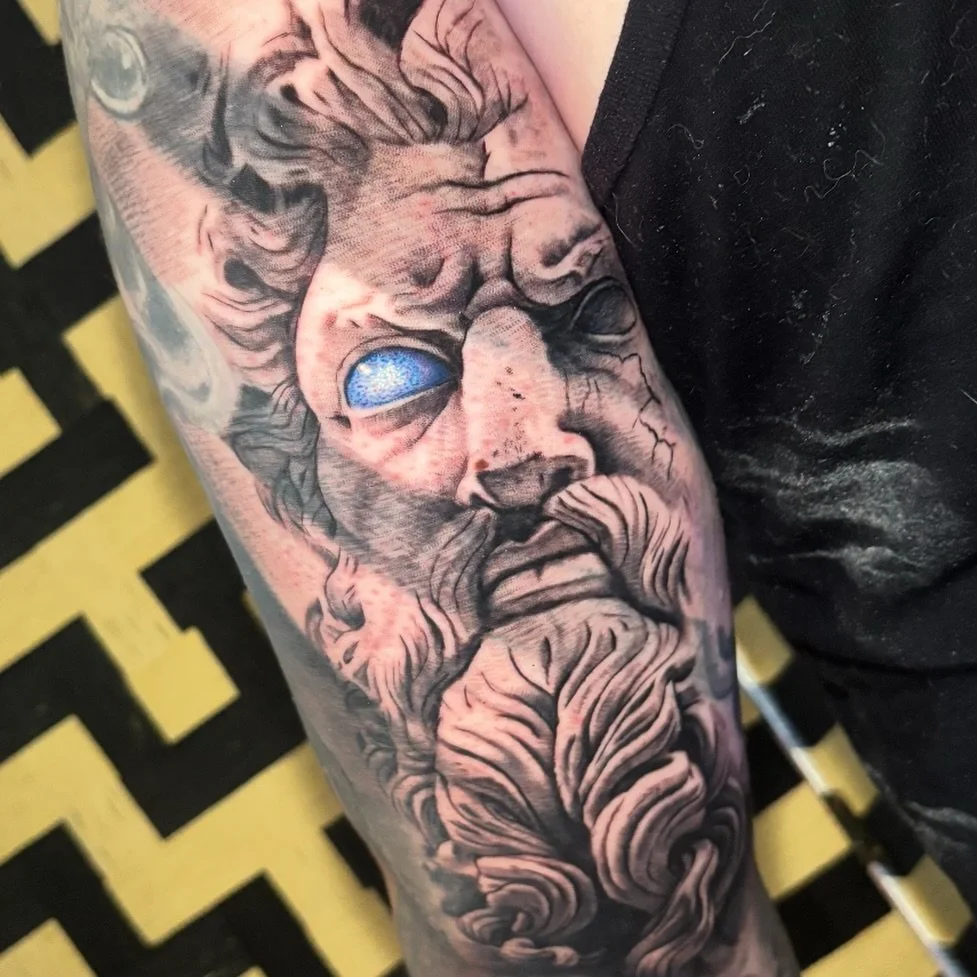 Galaxy eyed statue for Andrew! First time trying out some sparkle and i really like what it did with this piece. Also worked with the rays that were already there but added another layer. Thanks for the trust with this one!
.
Booking Oct/Nov in St. P