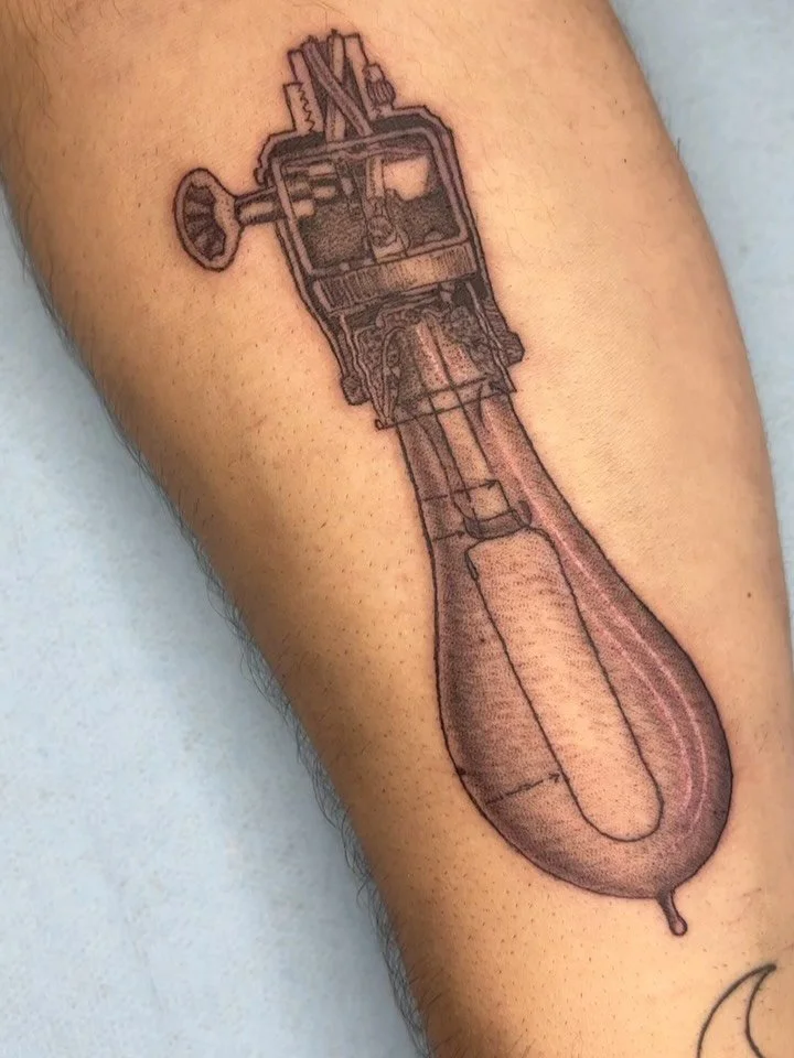 Edison&rsquo;s lamp and socket for my boy Brian! Thanks always dude!
.
Booking January and February at @electricgoldtattooco in St. Pete. Message me or fill out the form in my bio to book.
.
Done at @blessedtattoostudio317 
Thanks for looking 🤙