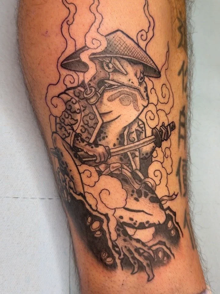 Samurai toad for Tyler! Thanks a lot my dude. Loved doing this and really want to do more toads and frogs.
.
Booking now through March at @electricgoldtattooco 
.
Thanks for looking 🤙
