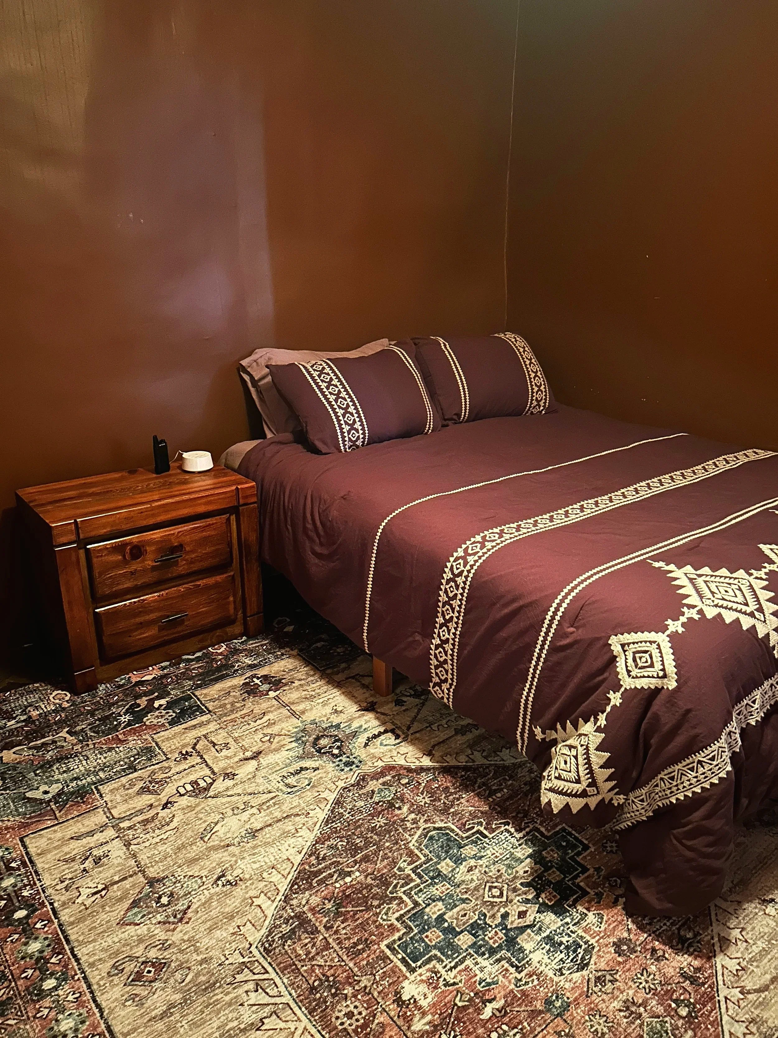 Retreater Room: Queen Bed & Amenities