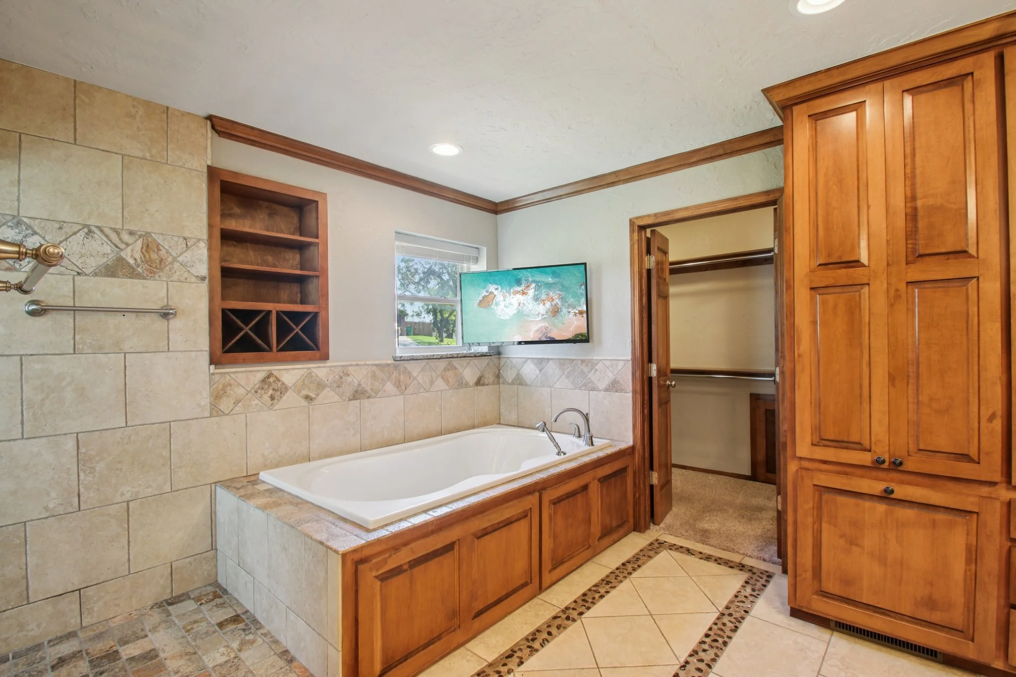 27-web-or-mls-Marie Dr-S0210-027.jpg