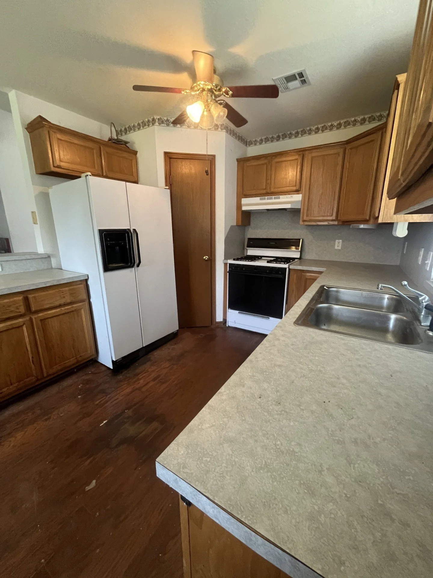 Kitchen 2.jpg