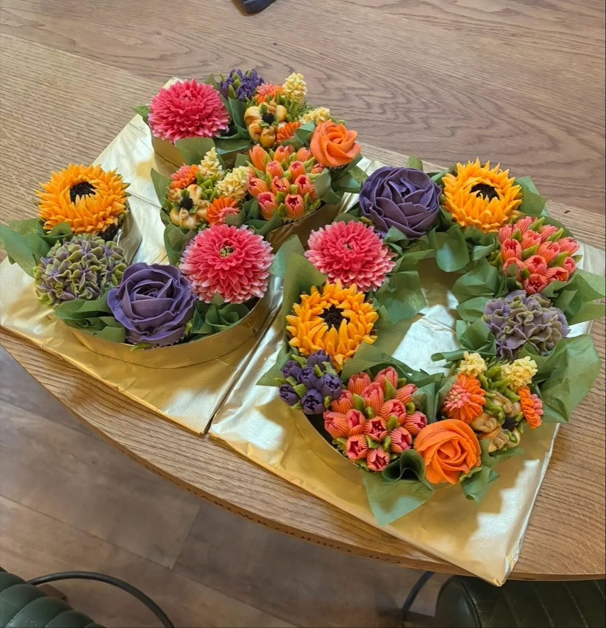 A 30th birthday box of gorgeous  autumn  tones today. Not gonna lie they are fiddly to create but so worth it when it all comes together!  Rich chocolate cup cakes with a Nutella centre topped with vanilla buttercream florals.