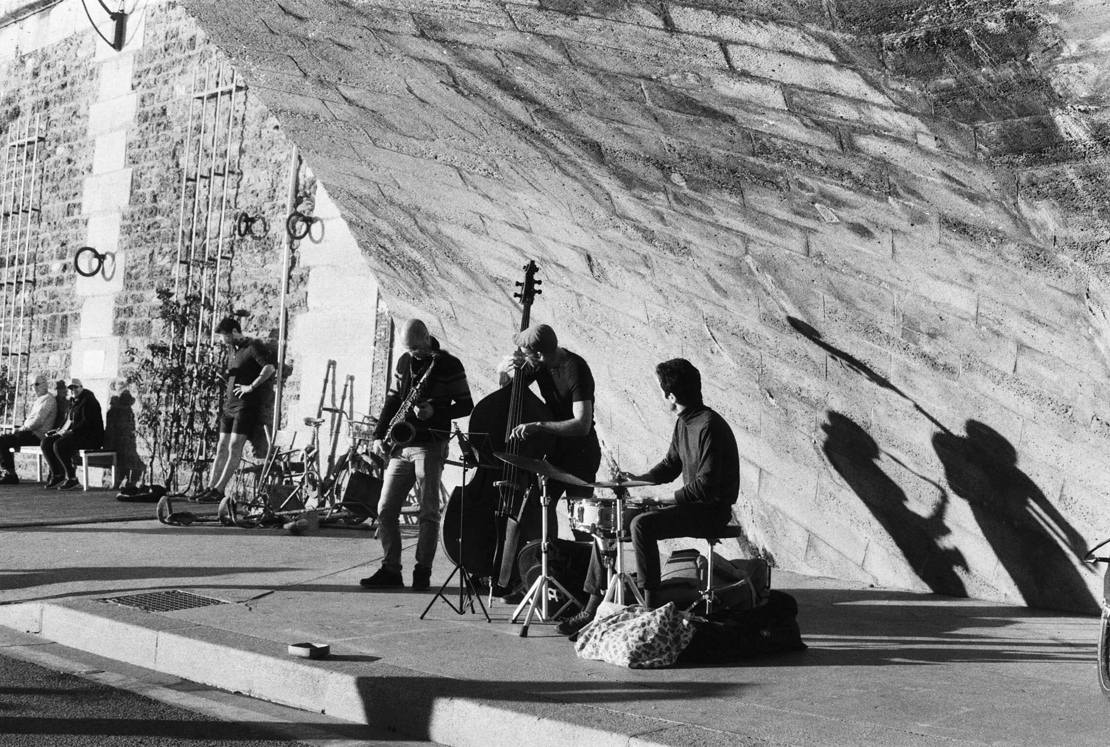 Band under the bridge, Paris