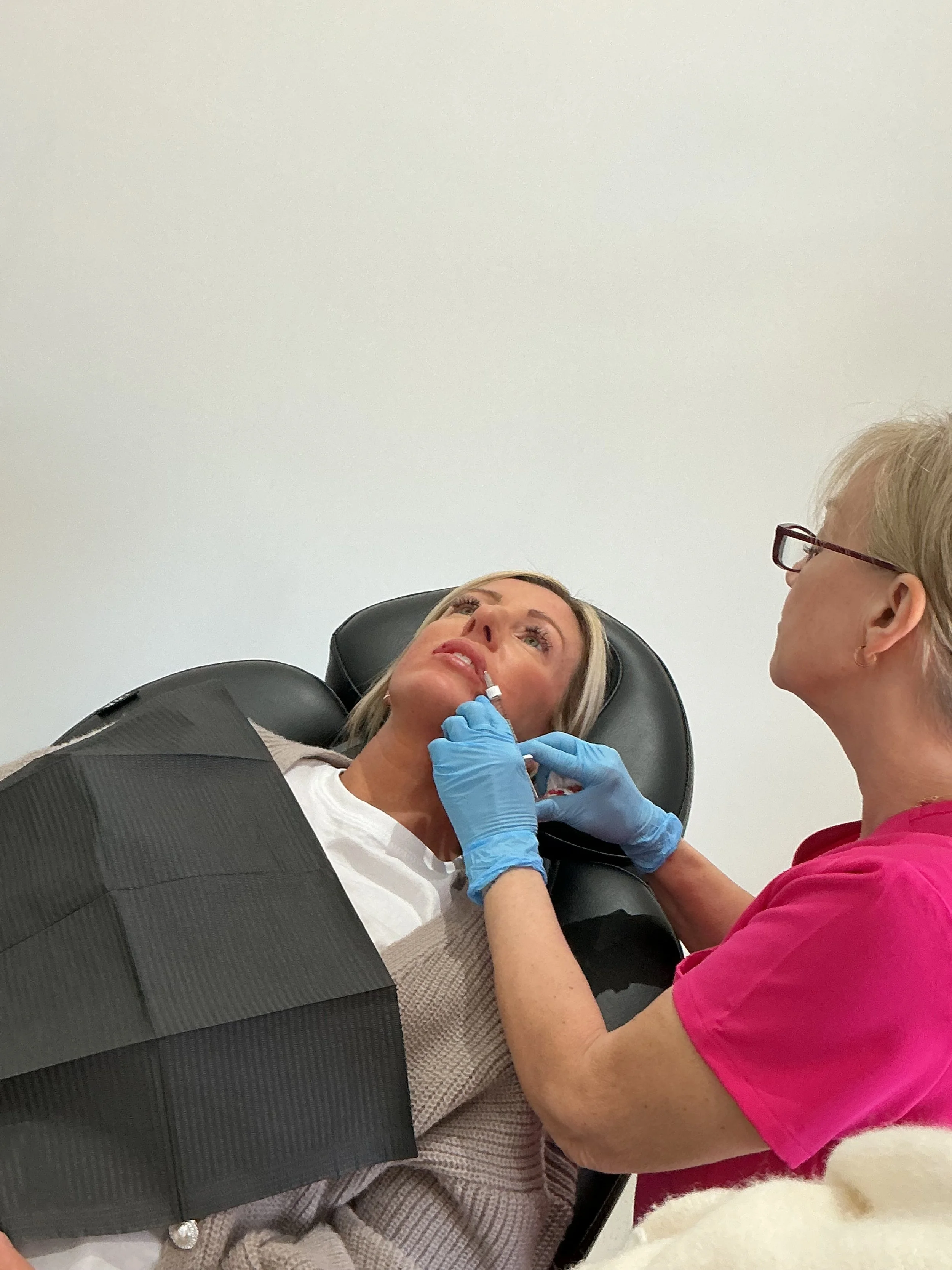 Sandra performing a lip treatment during an aesthetic appointment
