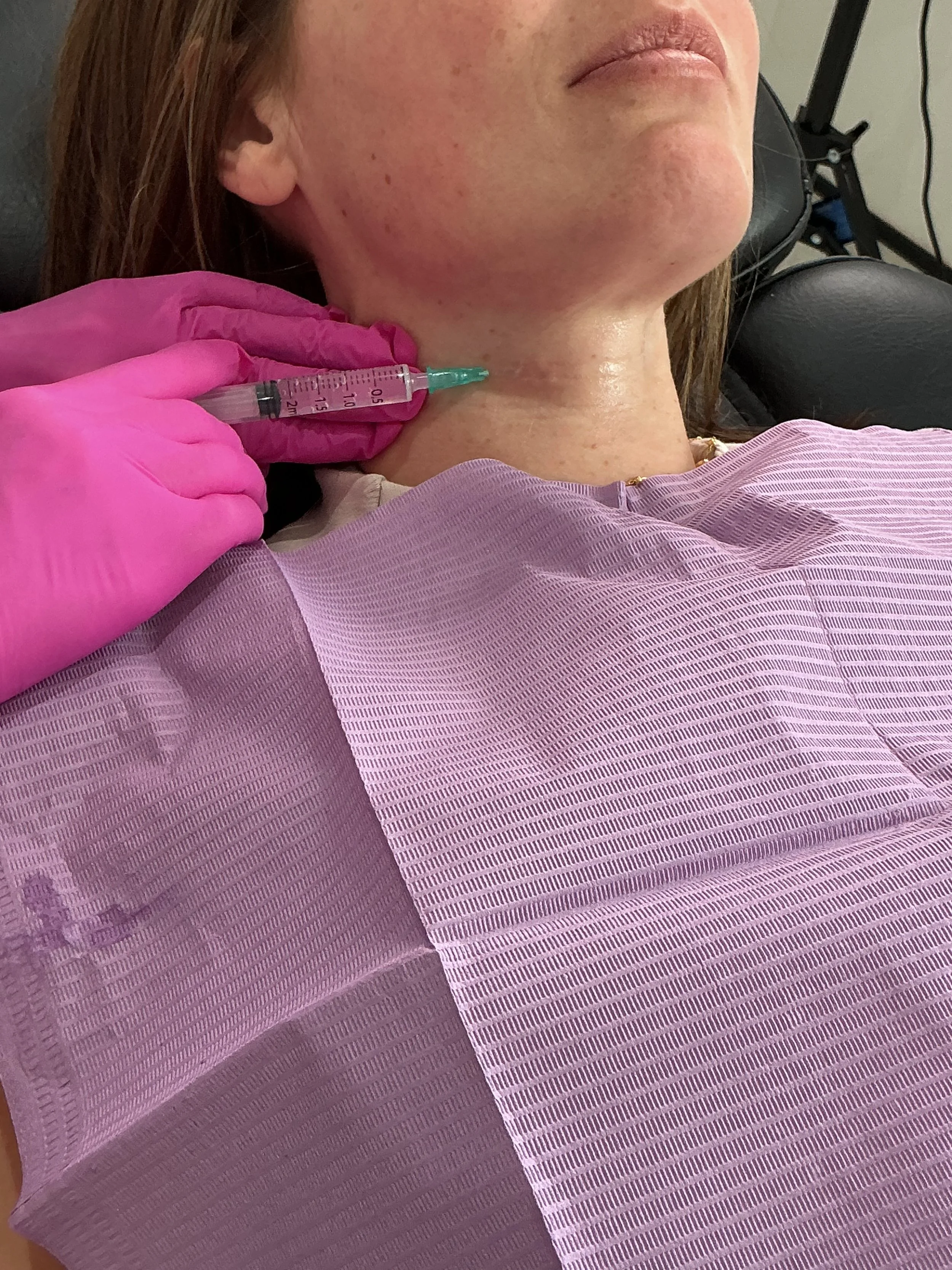 Sandra performing an aesthetic treatment to the neck area.