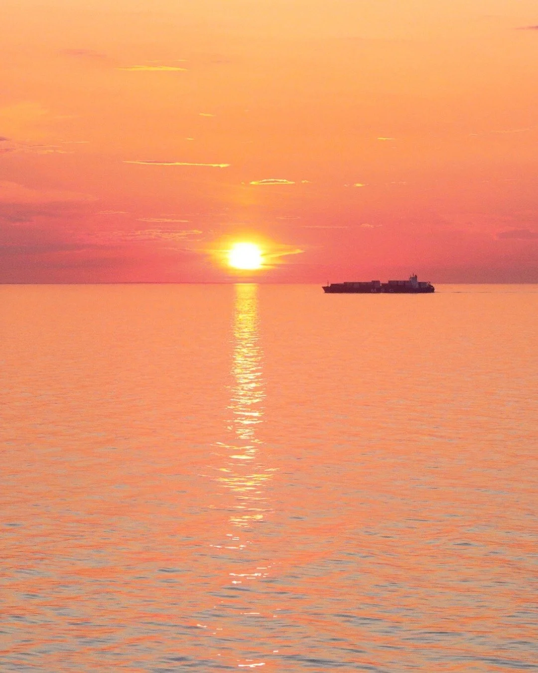 Sunsets or sunrises — which one has your heart? 
Do you love to chase the day as it begins or watch it fade in colour? Tell  us below 👇
#FourStoriesTravel