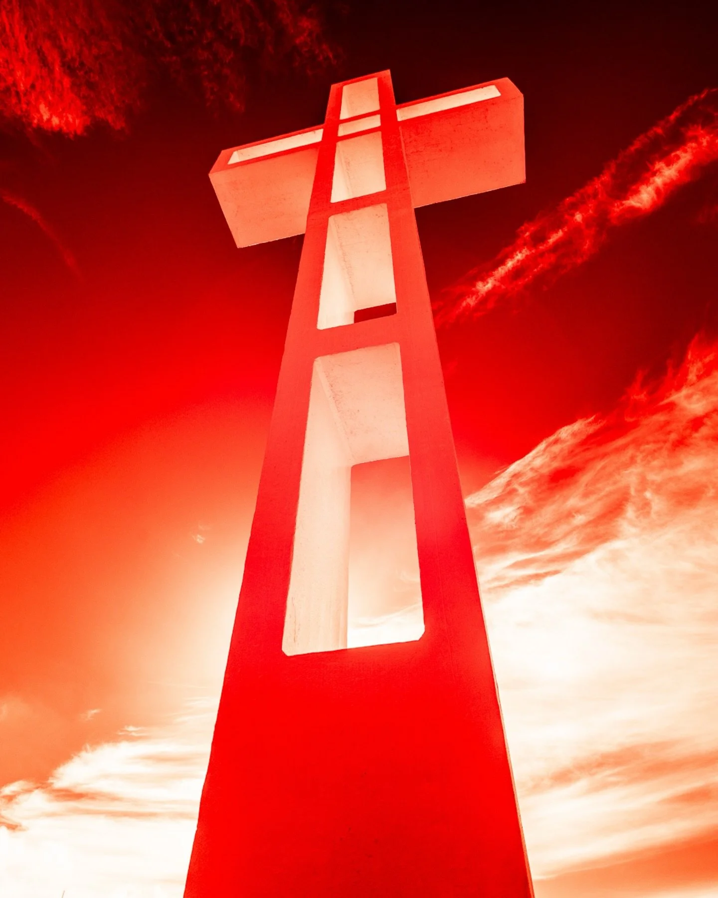 Mt. Soledad in infrared 🔴

Shot on a full spectrum Sony A7 at 720nm 📸 

It&rsquo;s taking time to understand how this new kind of photography works, but I&rsquo;m slowly discovering its strengths and weaknesses. Editing these photos is insane.

#in