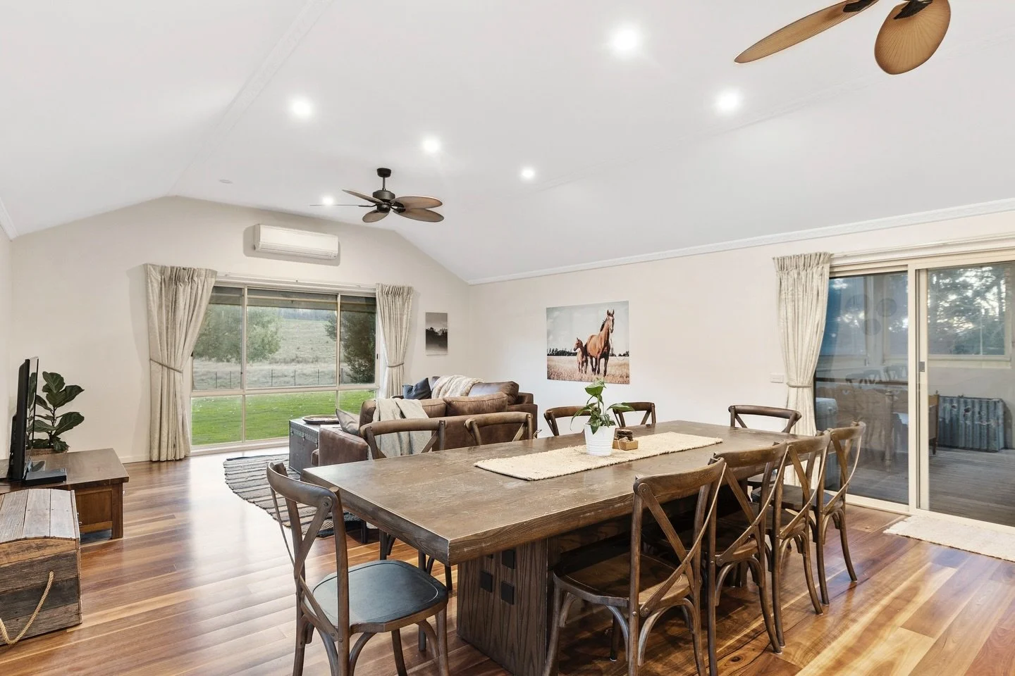 Where slow mornings, shared meals, and wide-open views meet 🌼🐓 

#StirlingHomestead #WeddingIdeas #WeddingPlanning #VICWeddingVenues #RuralWeddings #HighCountryWeddings #AirbnbWedding #CountryEscape #GardenWedding #BarnVenue #StayInMansfield #Uniqu