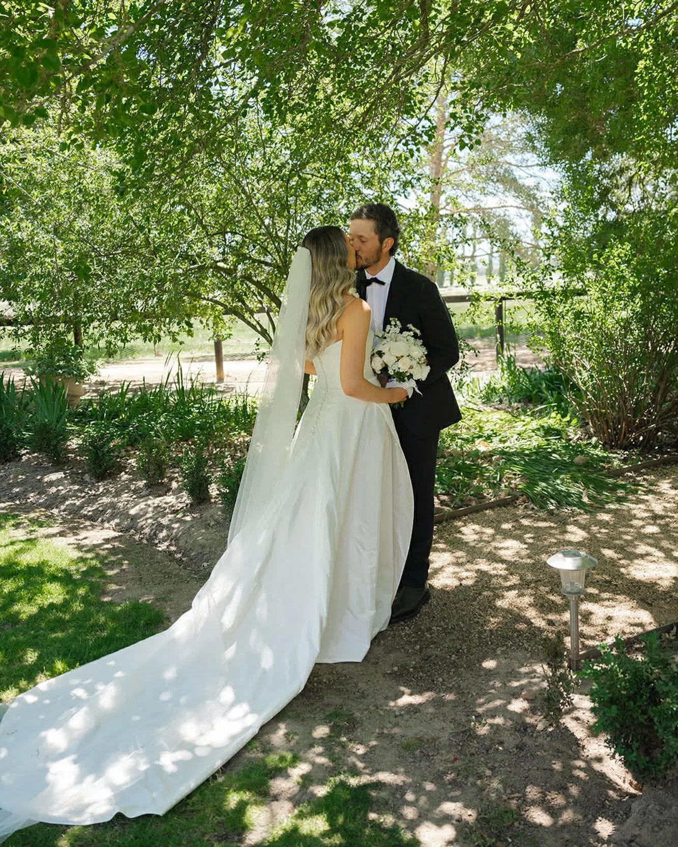 Our gardens make the perfect backdrop for your wedding photos 🤍 
How beautiful is this shot of Mr &amp; Mrs Daly captured by @meadowlanevisuals ! ✨

#StirlingHomestead