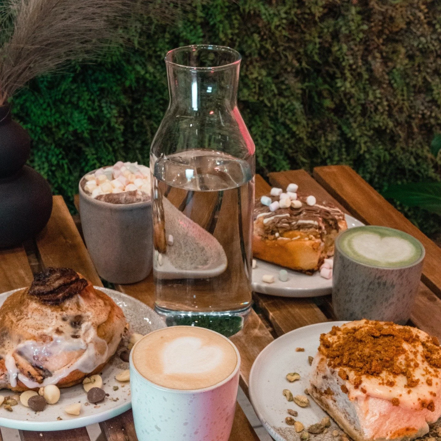 A table full of comfort: warm drinks, sweet bites, and the kind of calm that only a slow day can bring. And in Cinnahaven that&rsquo;s how all the days look like.✨☕️

Egy asztal tele meghitts&eacute;ggel: forr&oacute; italok, &eacute;des falatok &eac