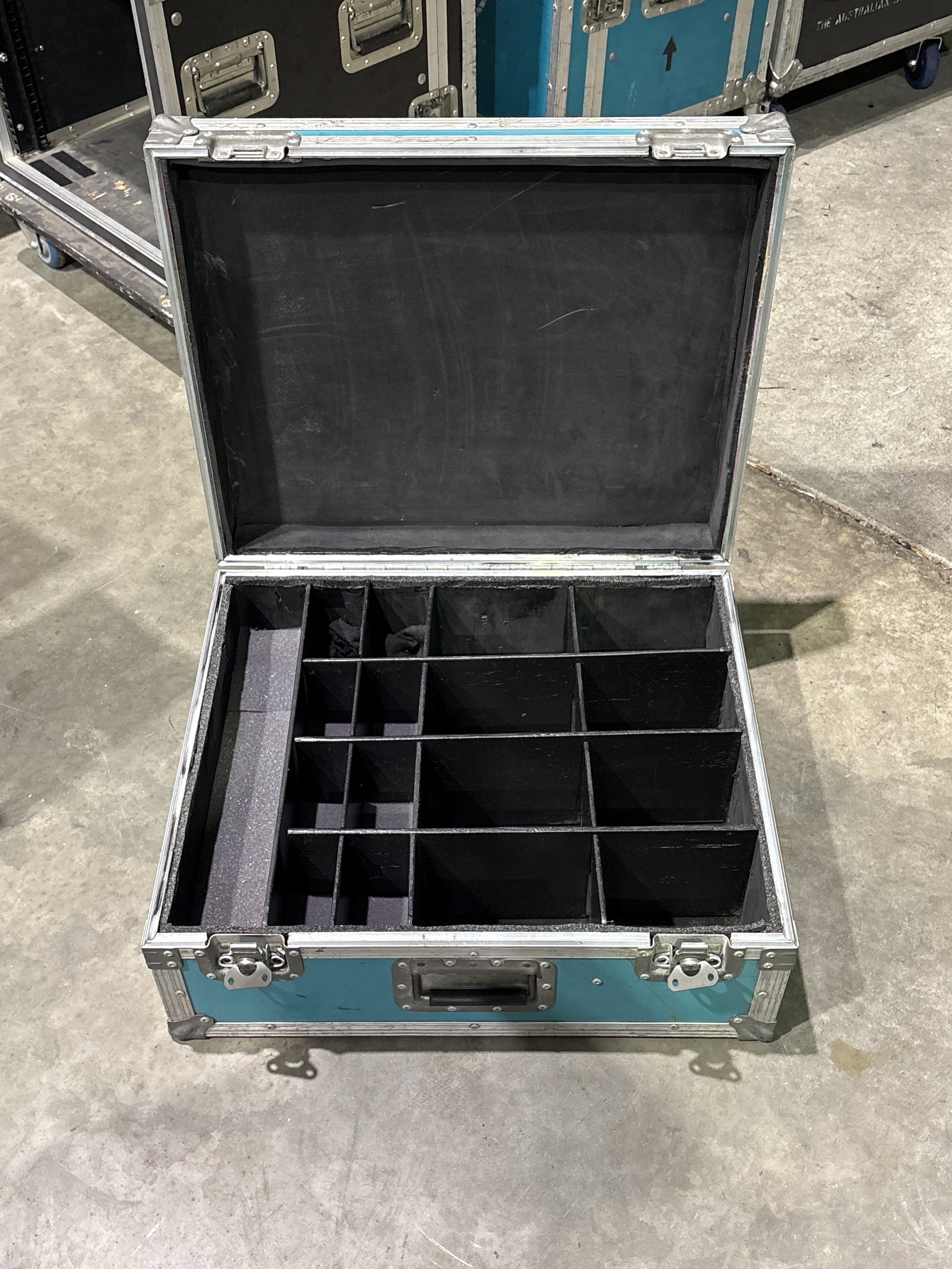 Roadcase with dividers - Suit Comms 118