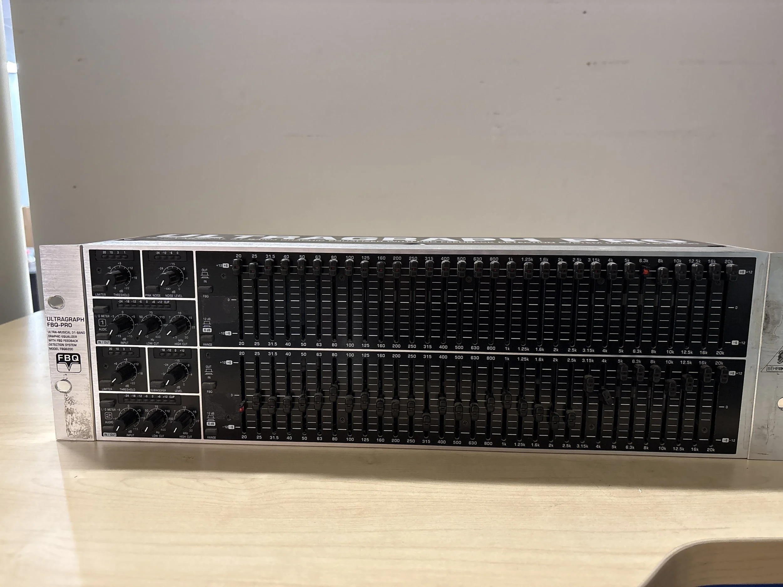 Behringer Ultragraph FBQ-Pro FBQ6200 Graphic Equalizer - missing fader caps