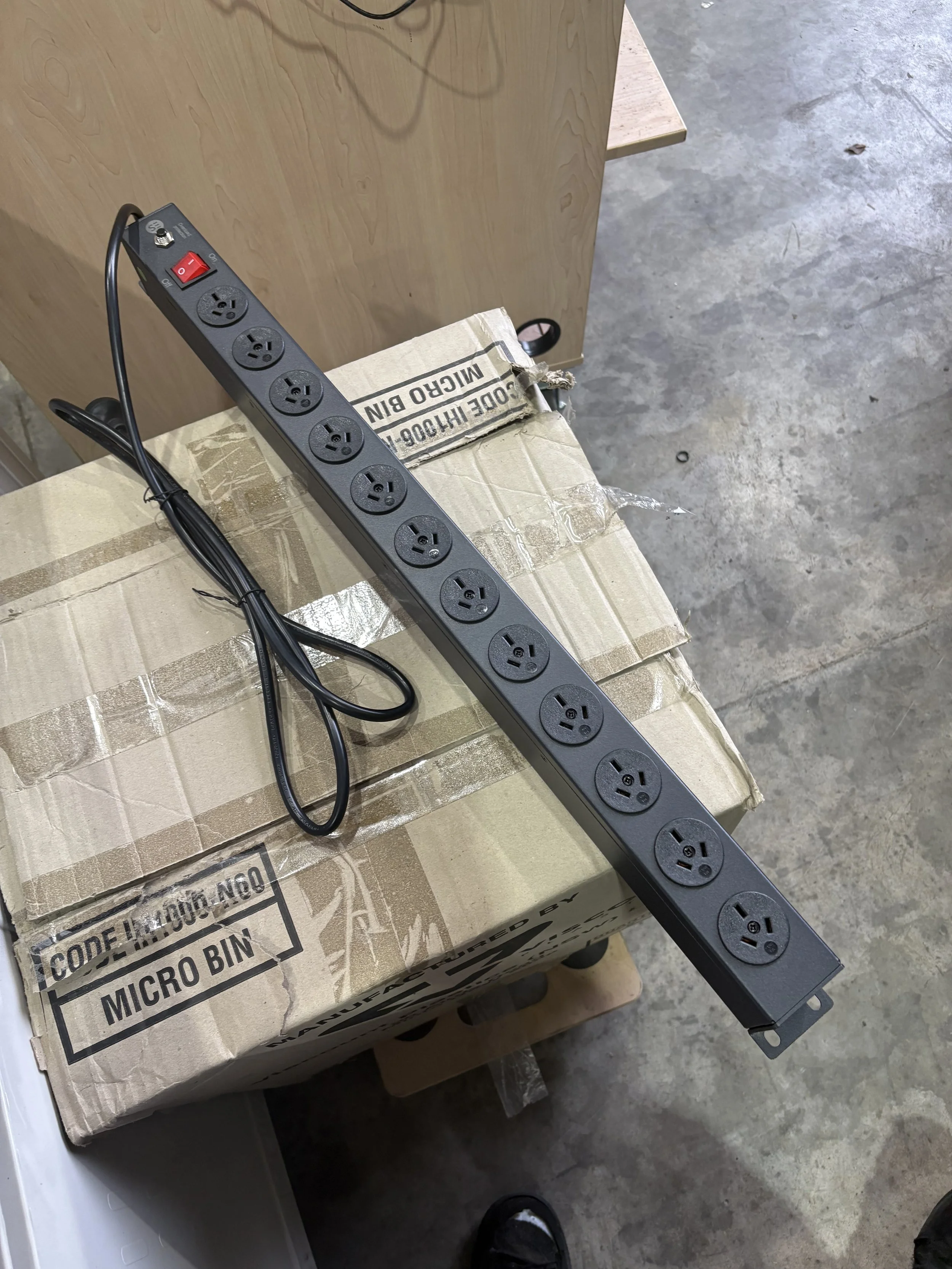 Power strip rack mount large