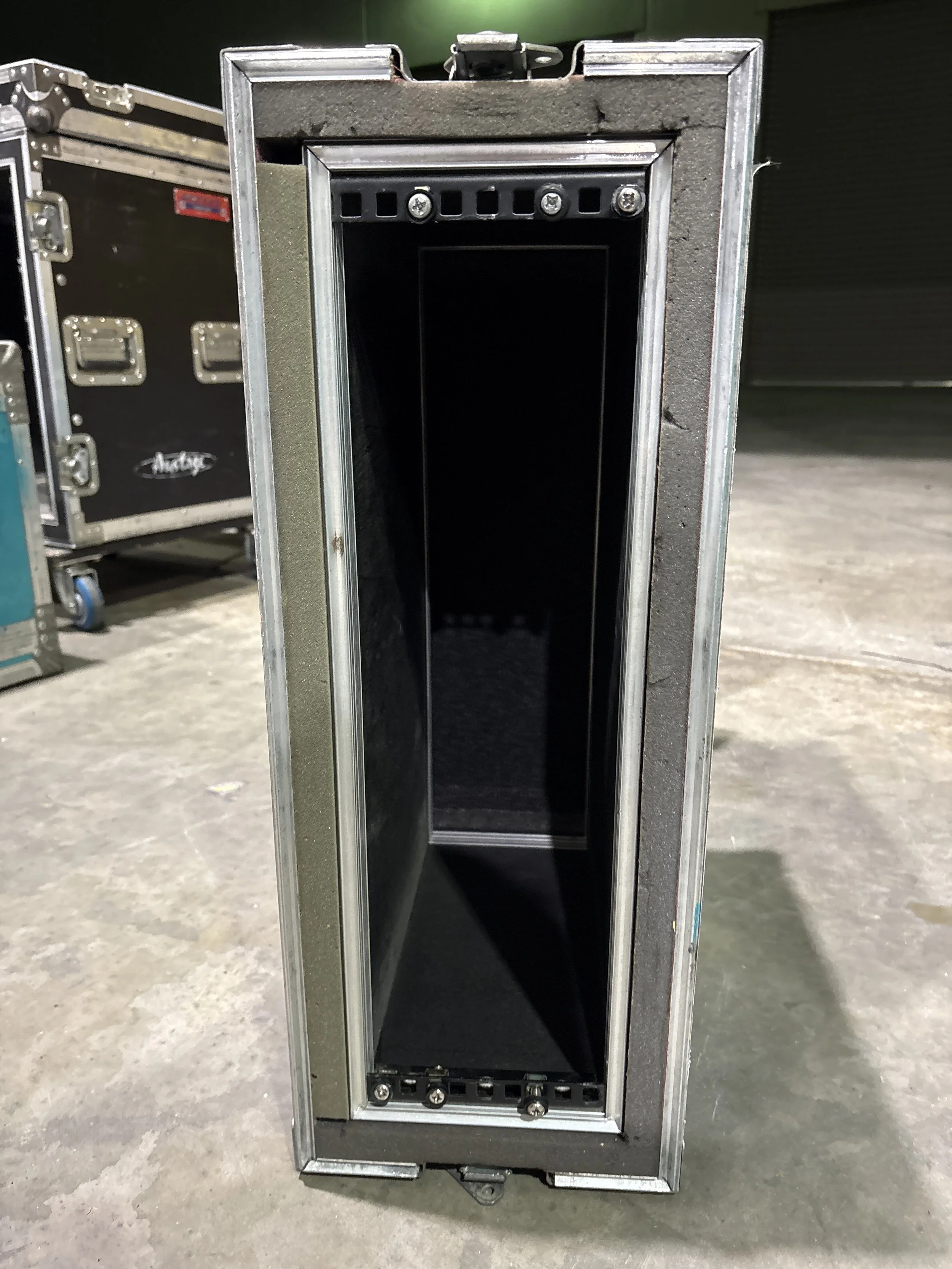 2u  Rack Sleeve Roadcase Shockproof. 117
