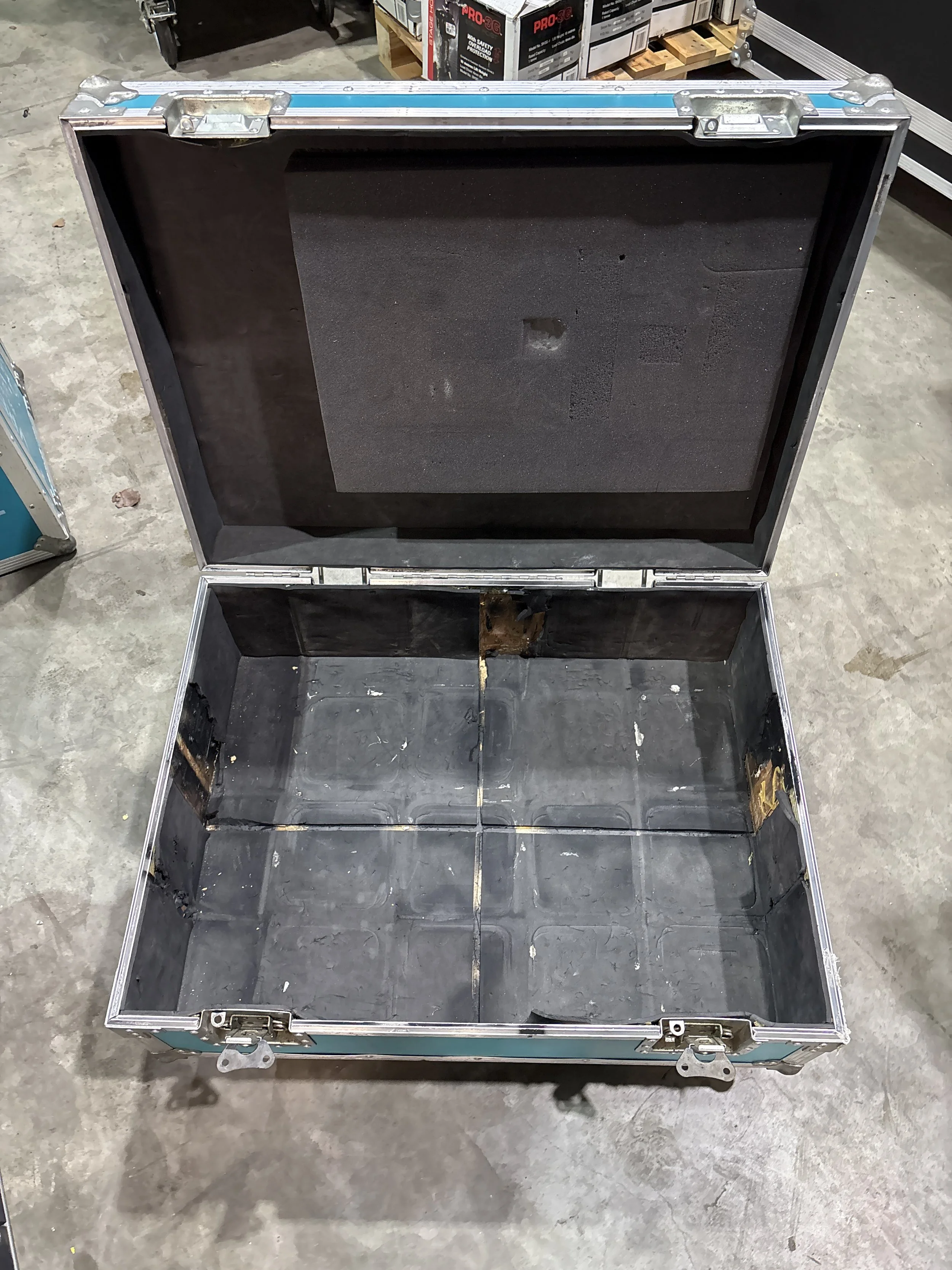 Encore Projector Roadcase Packer Case   750x550x200.   (119)