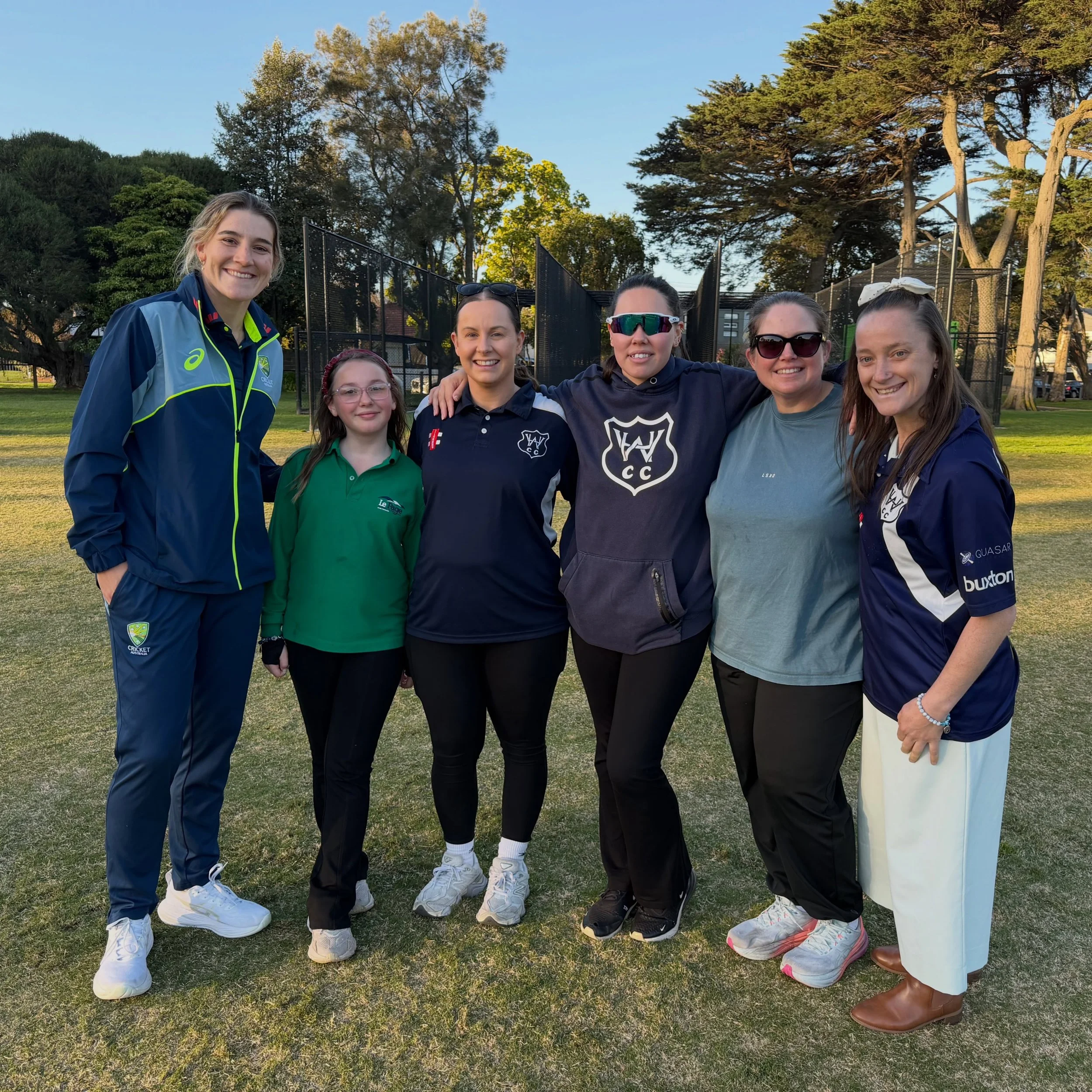 Some of our Women enjoying a cricket clinic with Annabelle Sutherland the other week 💙🤍 what a special day it was! 

Our very own @katie.corr on a hat-trick ball 💪🏼

&hellip;and Annabelle smashing it off the cone for 6 😂