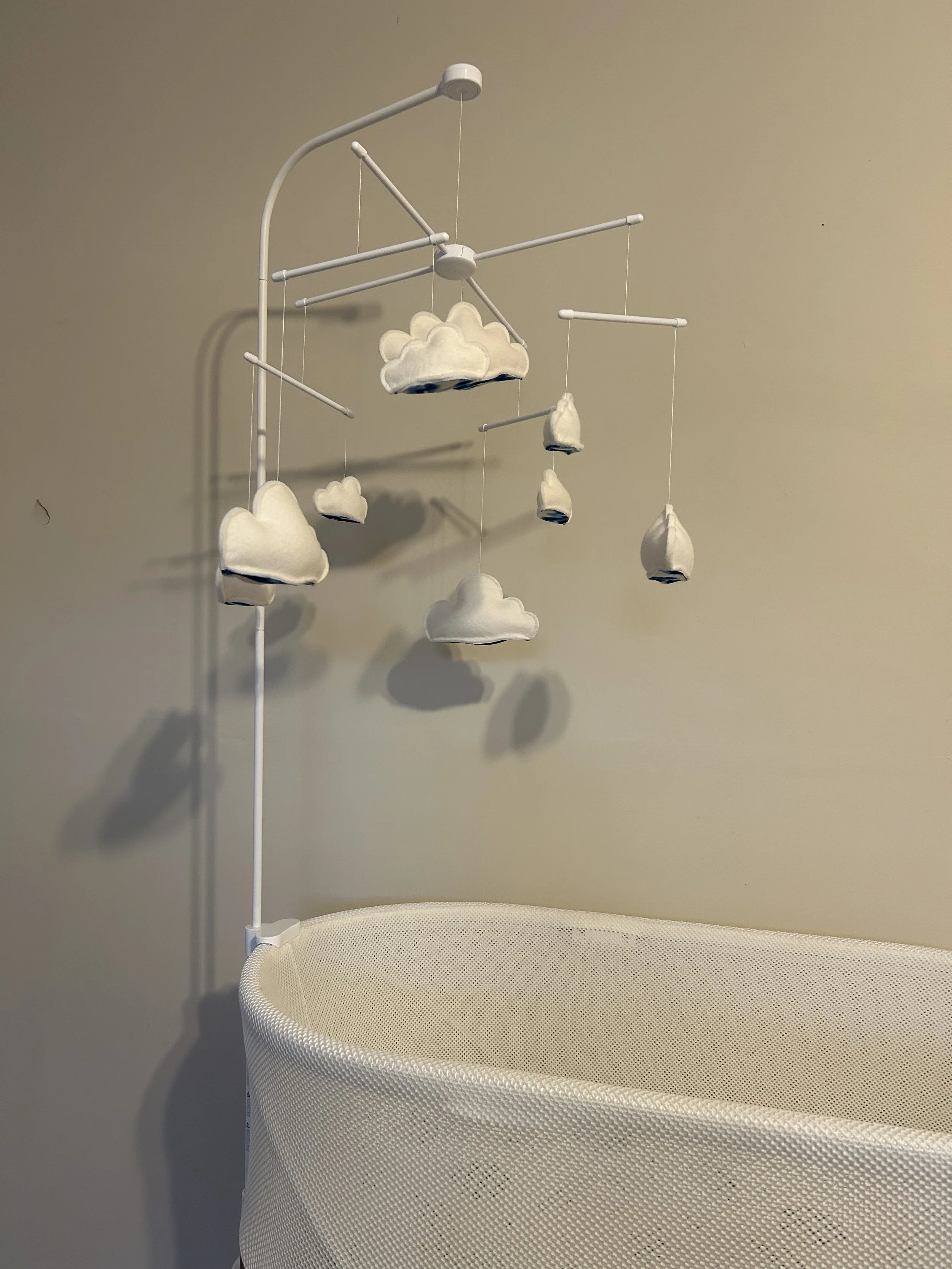 Snoo bassinet with cloud and sky mobile