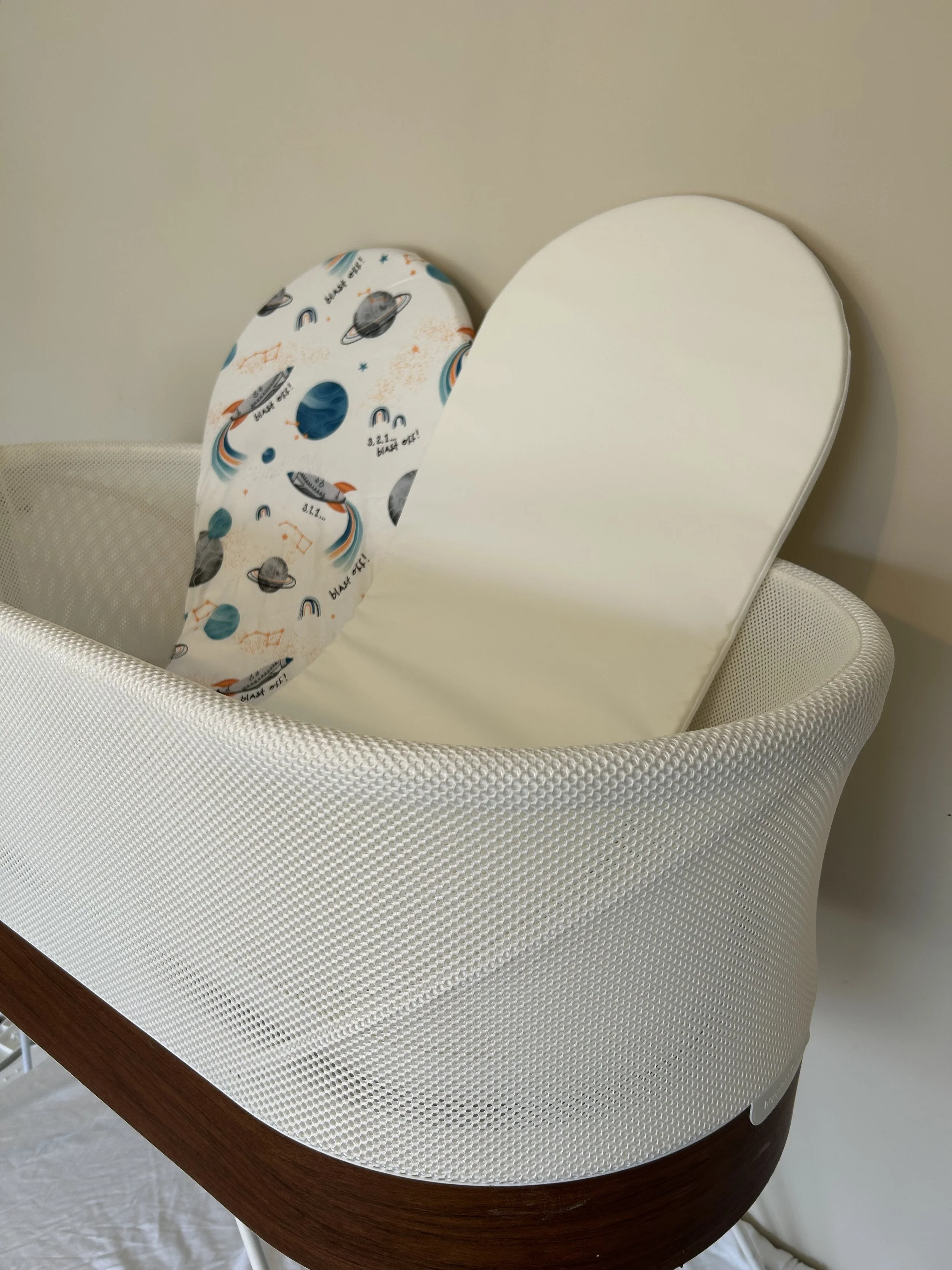 Snoo bassinet with two mattresses