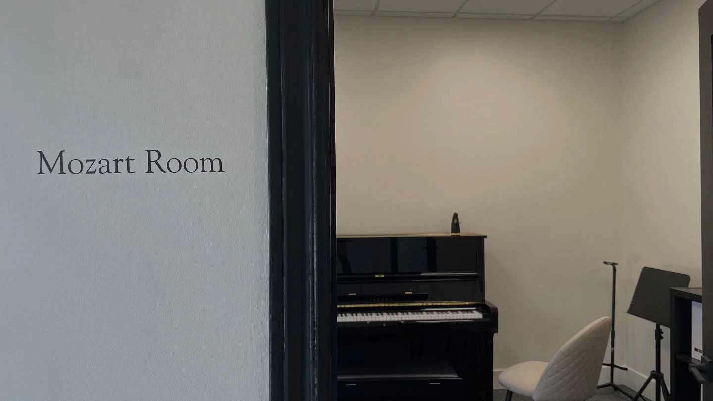 ✨ Here&rsquo;s a first look inside our new studio! Our first week in the new space was amazing! Thank you to all our students and families for making it so special. 🤍🎶

#tinyfingersmusic #piano #pianist #pianoteacher #pianolessons #guitar #guitarte