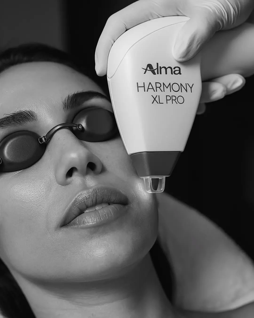 The Alma Harmony XL PRO is a versatile, medical-grade platform designed to address a range of skin concerns including:
&ndash; Vascular lesions
&ndash; Pigmentation &amp; sun damage
&ndash; Textural scarring
&ndash; Skin tone &amp; collagen support
B