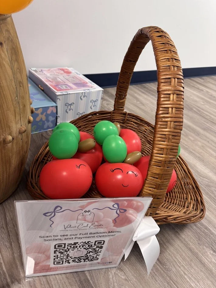 Smiley Apple Balloon Art 