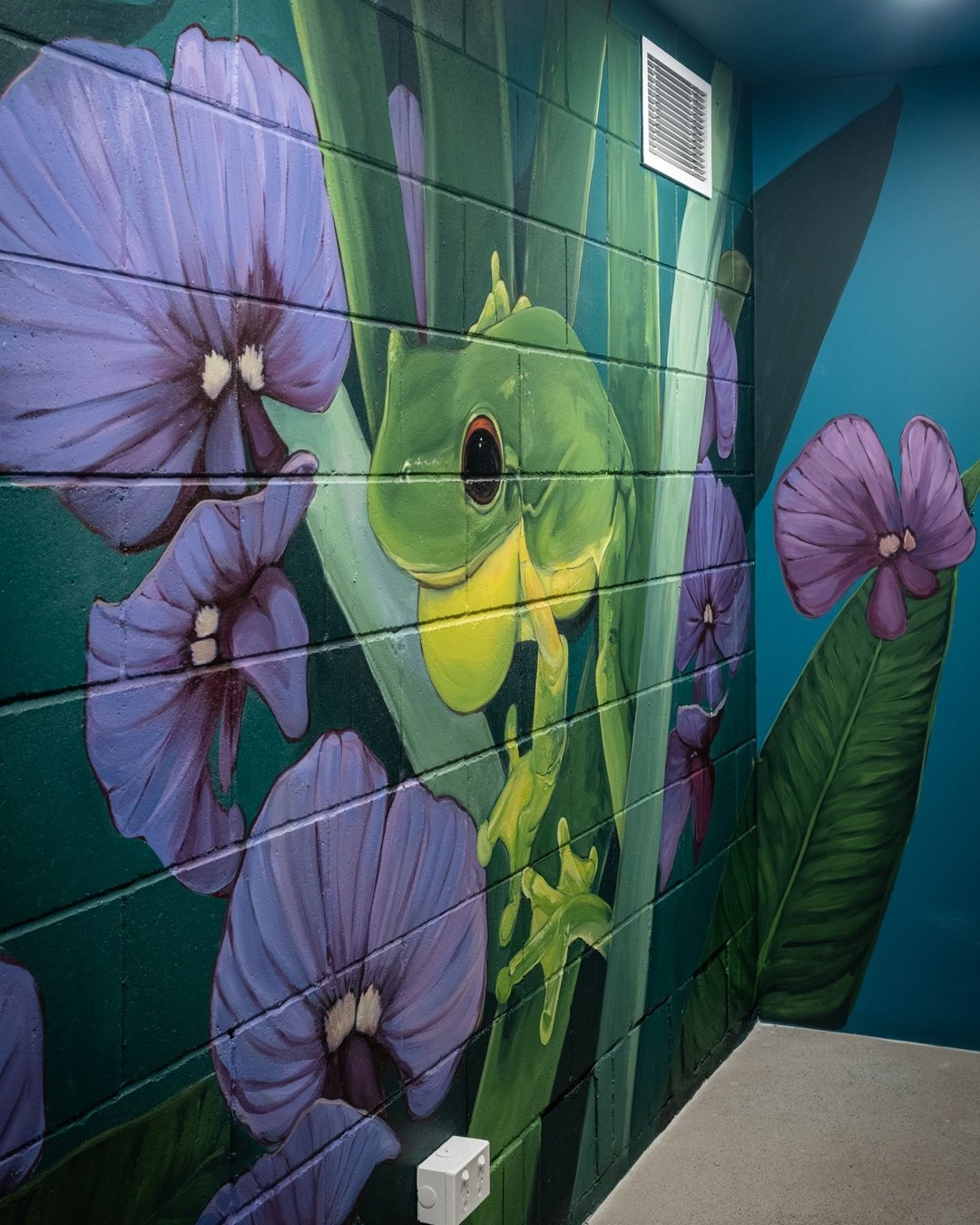 Spotted: a little hop-star hiding in the amenities building. Bright, bold, and begging for a close-up.
Art credit: Hidden Habitats, Ash Taylor 🐸✨