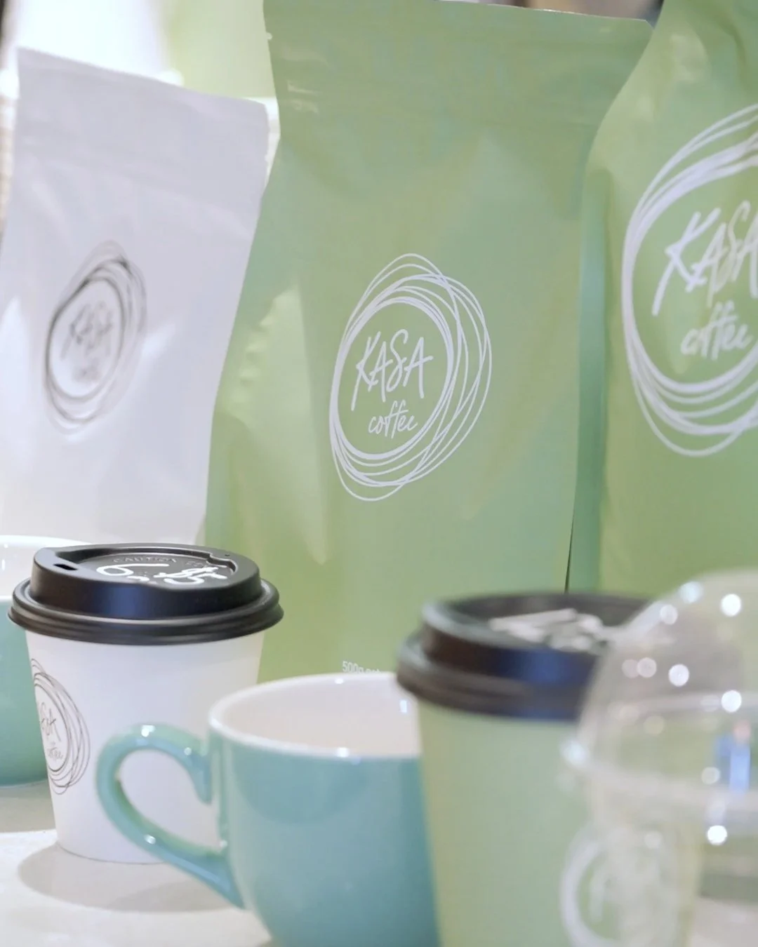 The scent of freshly ground Kasa Coffee beans drifting through Fish Lane can only mean one thing. ☕️✨ Coffeeish is open and the machines are humming, pouring cups that keep the lane moving from the first sip.