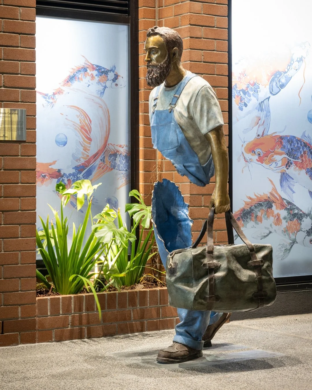 Raphael the Traveller, 2024 by Bruno Catalano, has quickly become a Fish Lane favourite. The striking sculpture stands proudly in the lane, quietly collecting camera rolls full of selfies and memorable moments. 📷✨