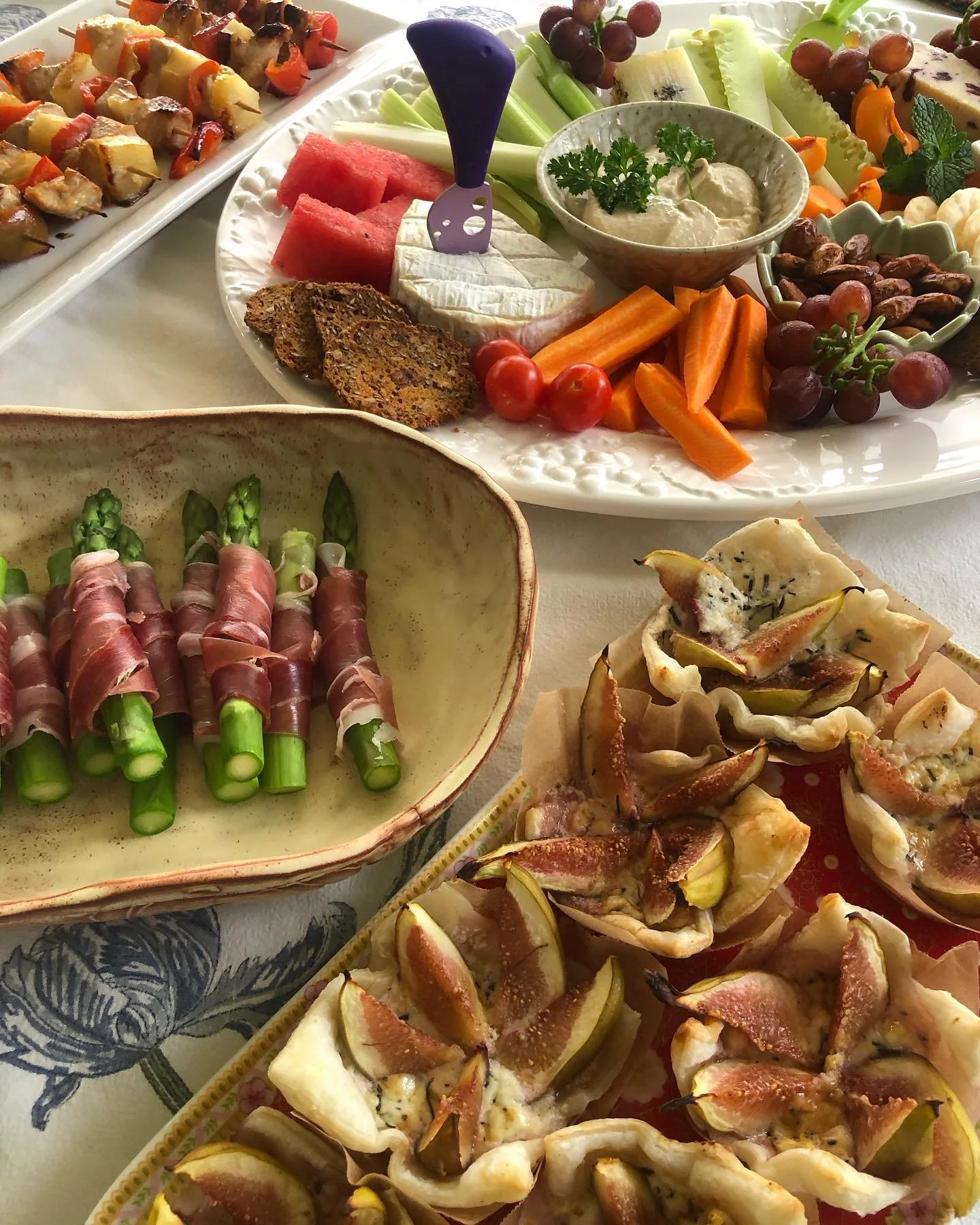 So many scrumptious morsels over the xmas eve, xmas day festivities ✨🎄✨
We had a cheese platter of spanish truffle cheese, french cheese like brie &amp; a cranberry something&hellip; hommus, veg sticks, crackers, sicilian olives (my fav), fruit, nut