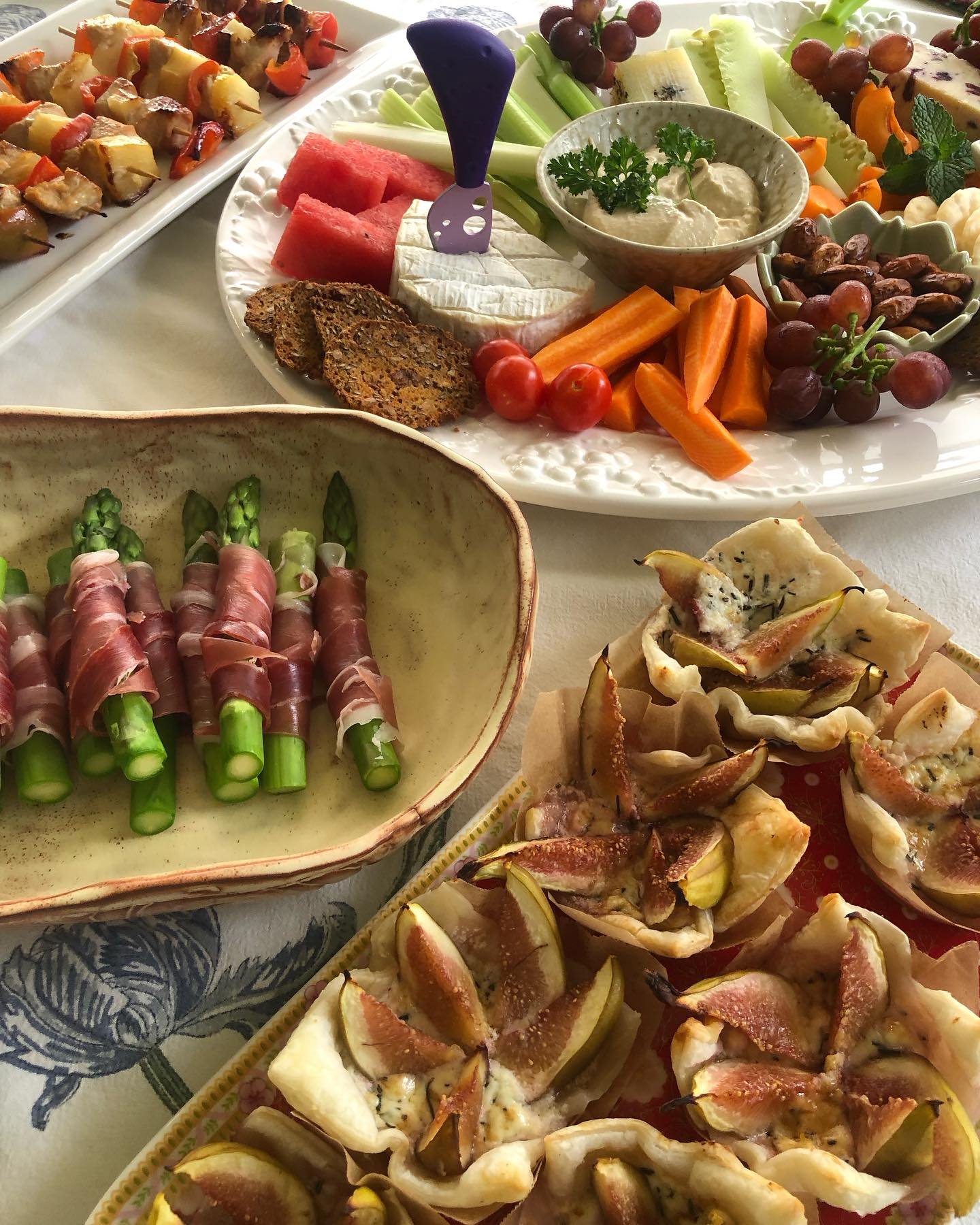 So many scrumptious morsels over the xmas eve, xmas day festivities ✨🎄✨
We had a cheese platter of spanish truffle cheese, french cheese like brie &amp; a cranberry something&hellip; hommus, veg sticks, crackers, sicilian olives (my fav), fruit, nut