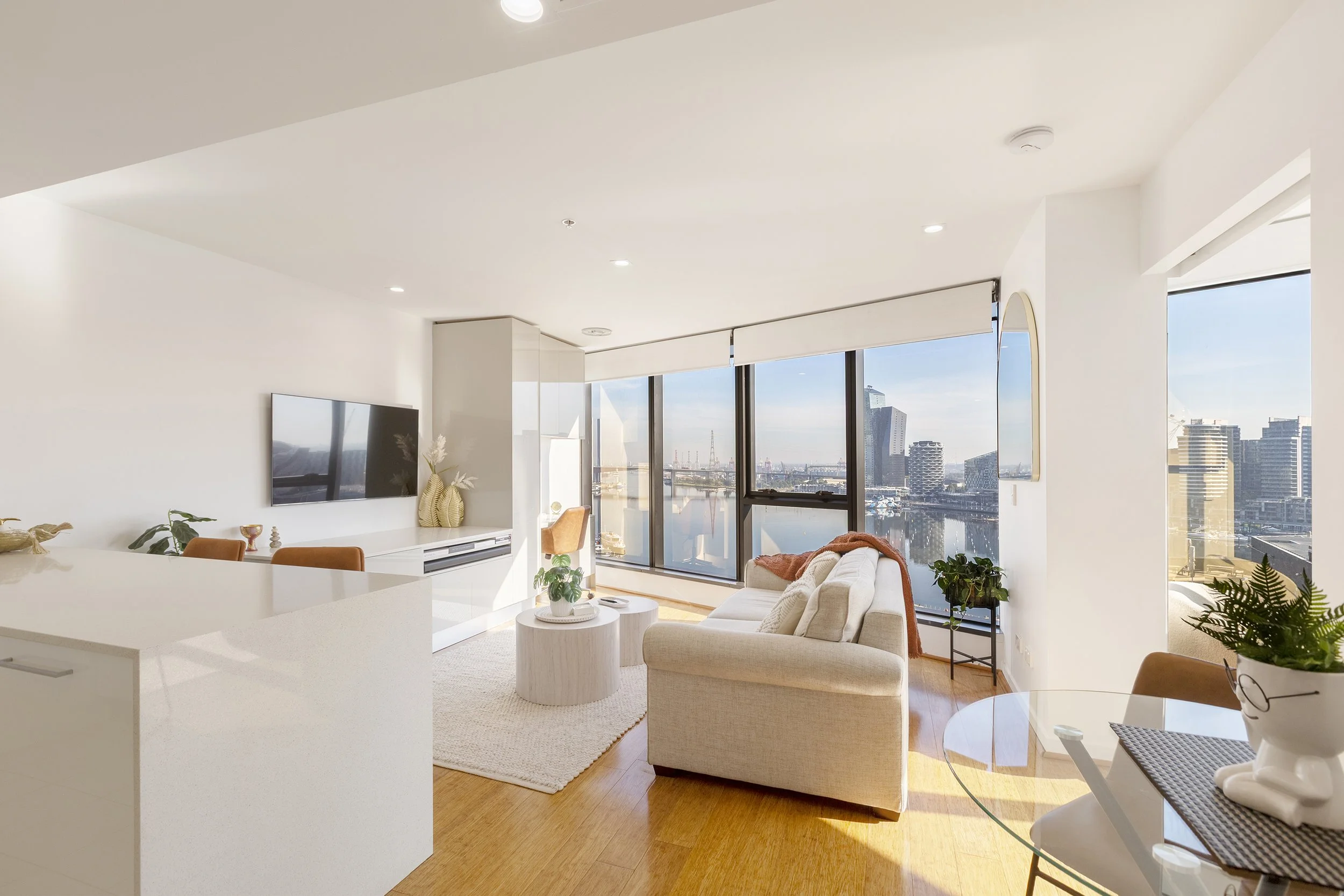 Daylight vs Twilight: Why Bright, Natural Light Photography Wins for Airbnb Listings