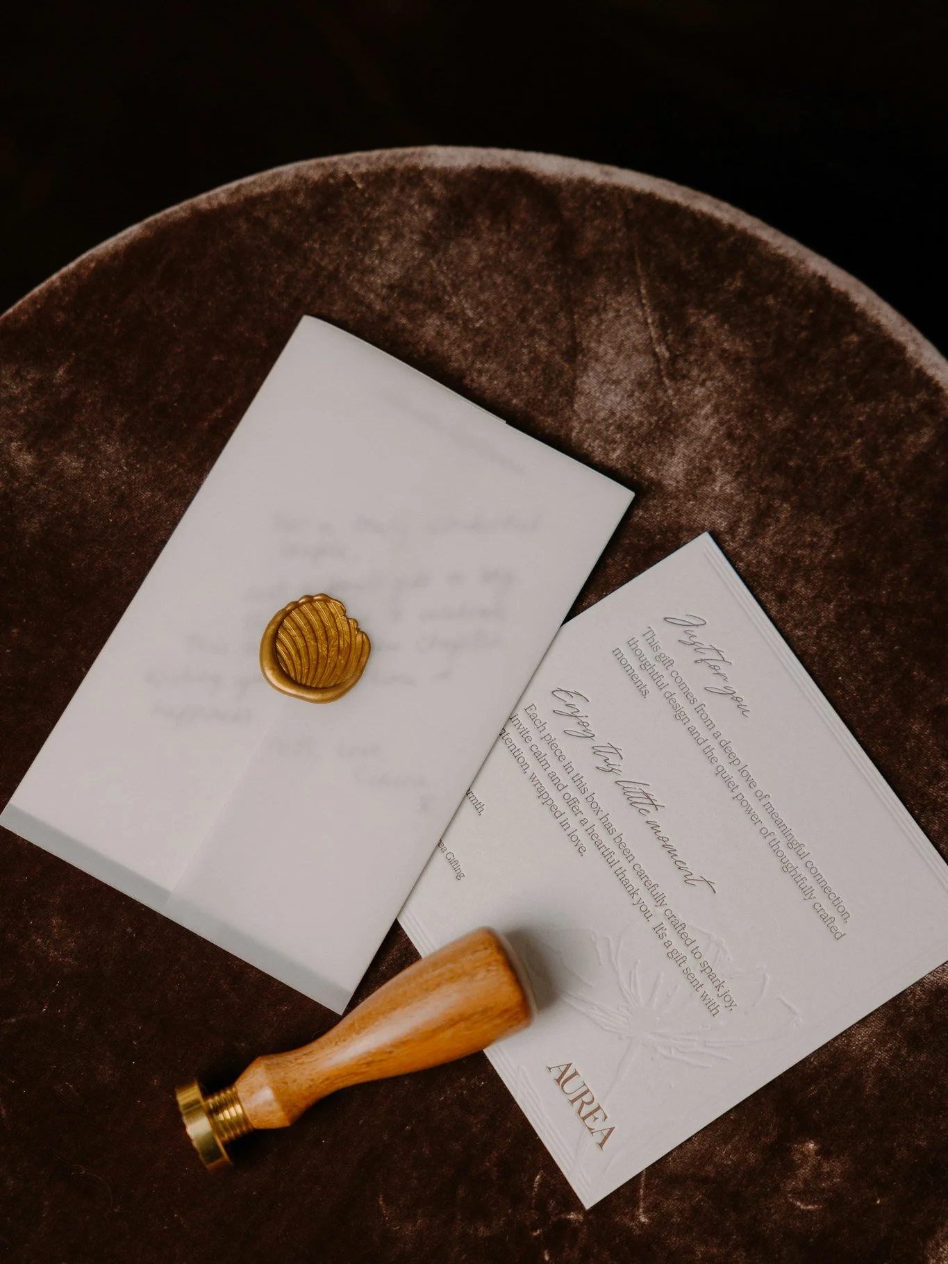 She&rsquo;s all in the details, right down to the sweetest embossed stamp to seal the deal 💫 

Aurea gift boxes are not throw-it-together hampers. They&rsquo;re slow and quietly luxurious (I&rsquo;m talking that kind of gifting that feels special be