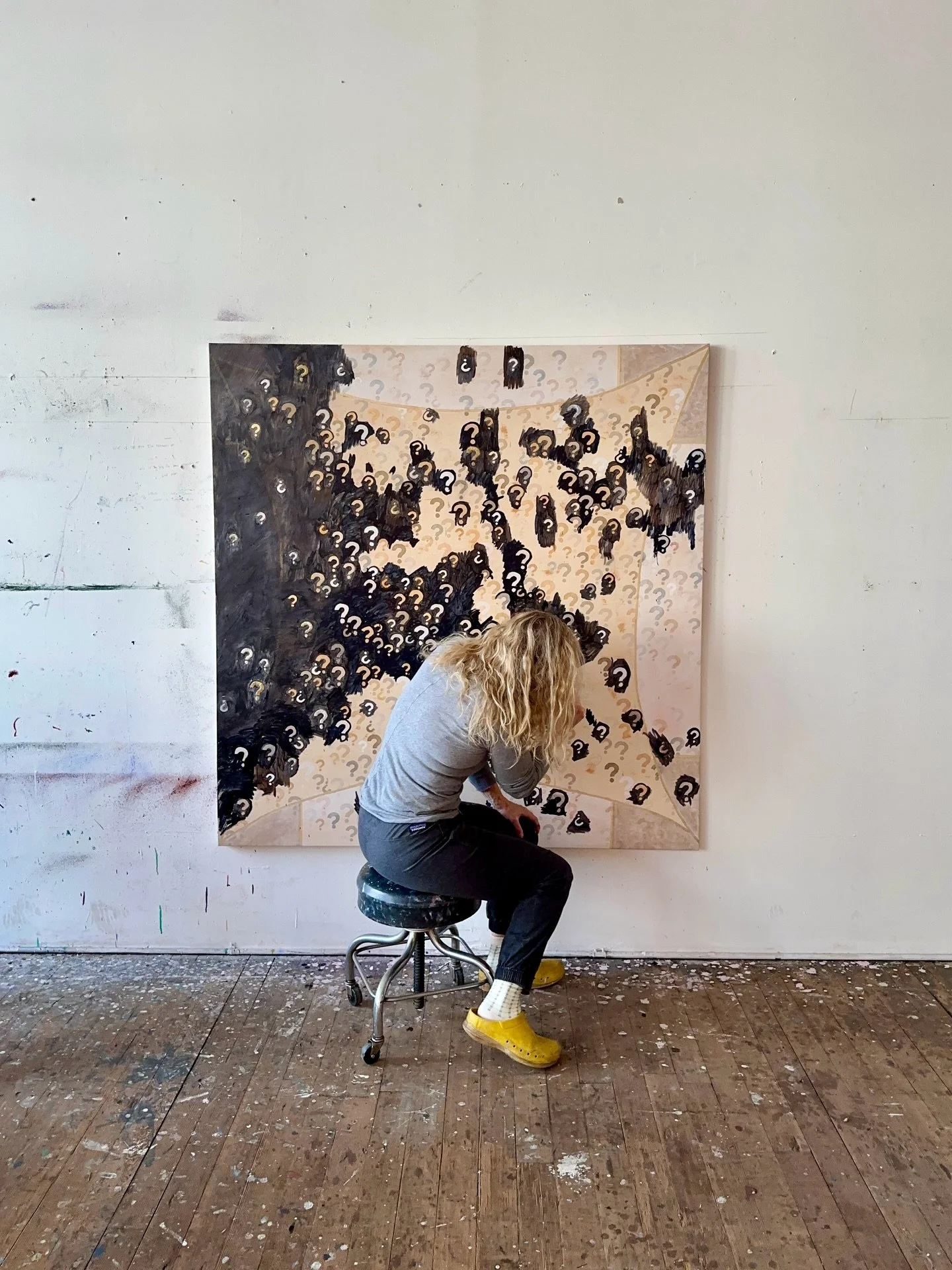 Studio vibes&hellip;
.
.
.
.
#paintingoncanvas 
#paintingonthewall 
#embroidery 
#question 
#questionmark 
#metallicpaint