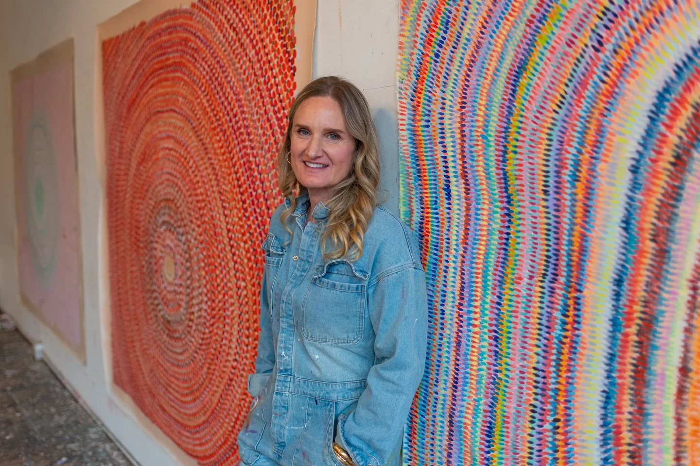 Thanks to Veronica @paramountpdx for taming the wild mane for a moment!💇&zwj;♀️🪮No effort to iron down the flaps🤣! Thanks to @bridgecraftstudio for the photos. 📷@multnomahathleticclub 

#photoshoot 
#studiowall 
#paintingsoncanvas 
#colorfulabstr