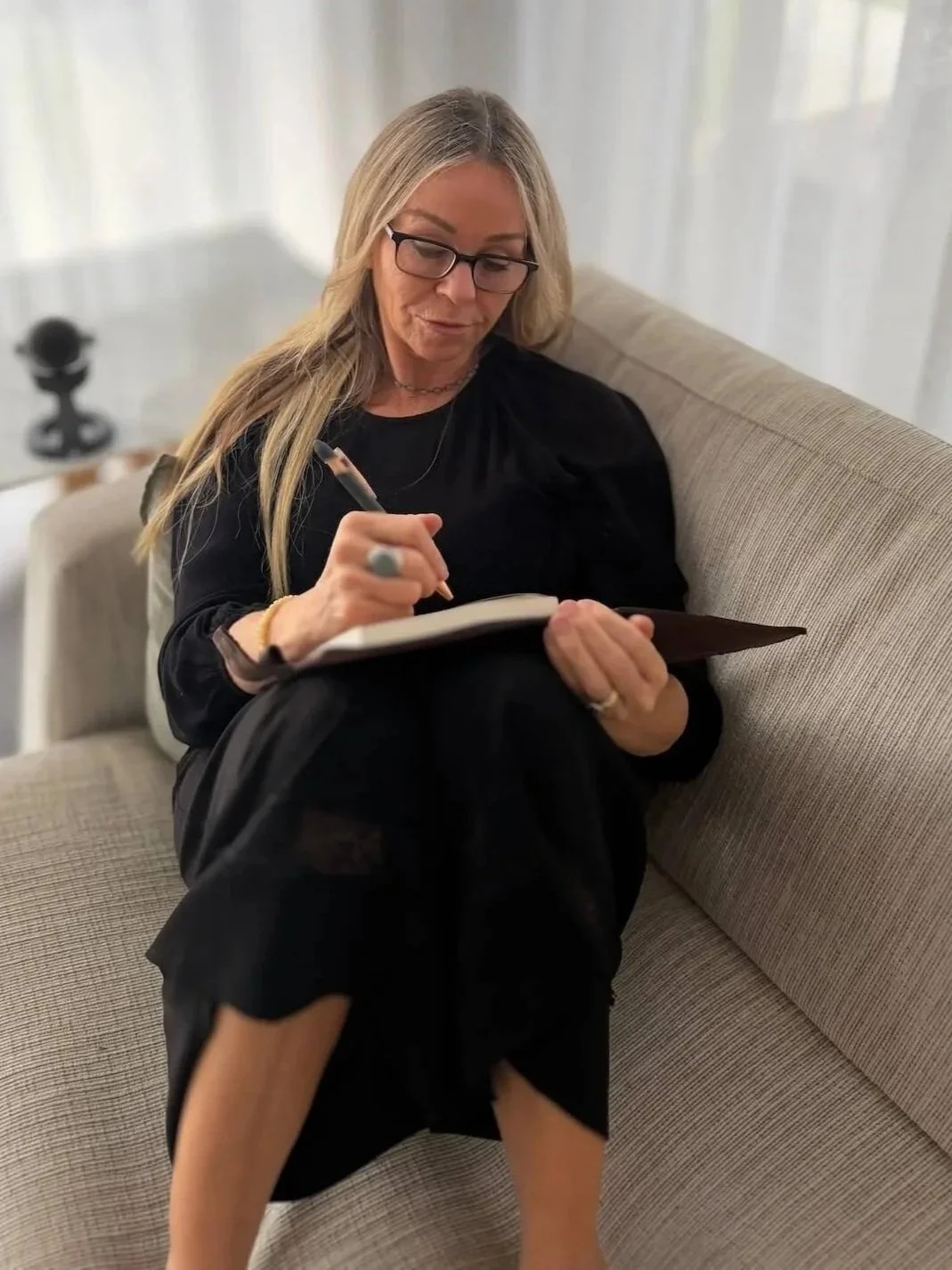 lisa-aitken-mindset-mentor-journaling-blurred.jpg