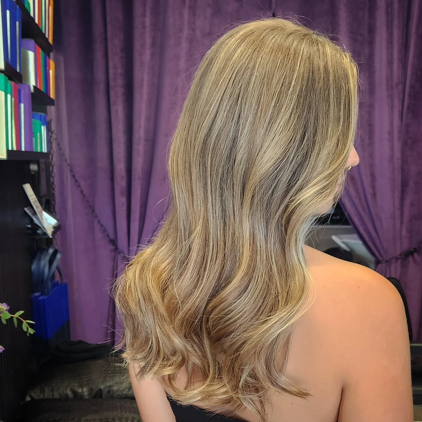 This angel was one of the first to dive headfirst into the Void 🧜🏼&zwj;♀️🌀 and I couldn't have been more honored to do her hair.

I added soft dimensional highlights, meaning something that will grow out nicely and offer low maintenance timing bet