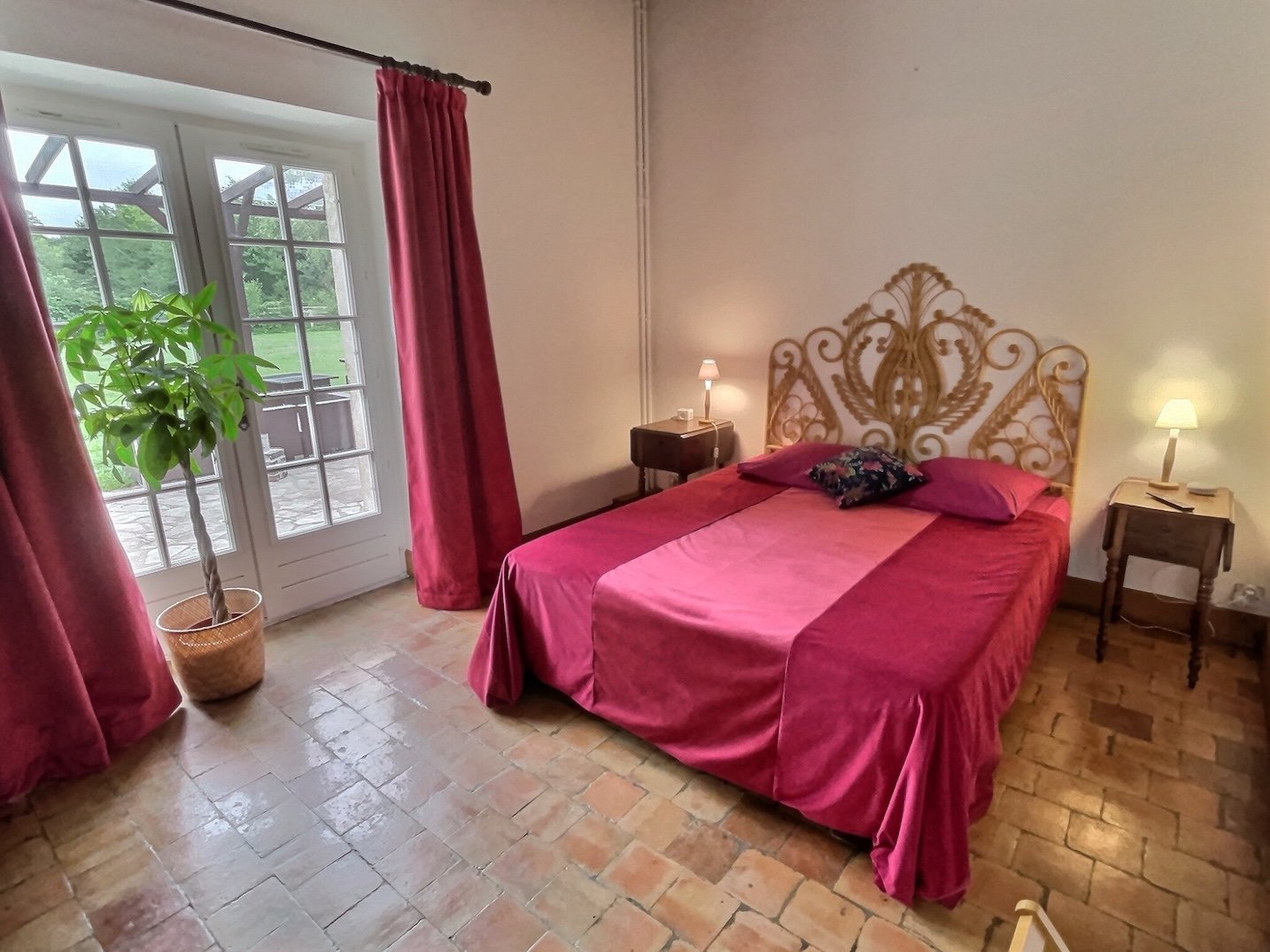 Chambre double dans la suite Frambroise de la Boursicauderie, avec accès direct sur le jardin