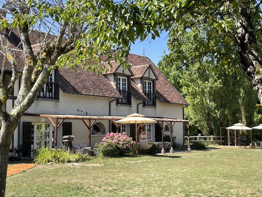 Extérieur du gite La Boursicauderie avec jardin