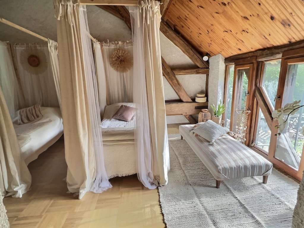 Chambre quadruple à l'étage du gîte la Boursicauderie avec lits simple