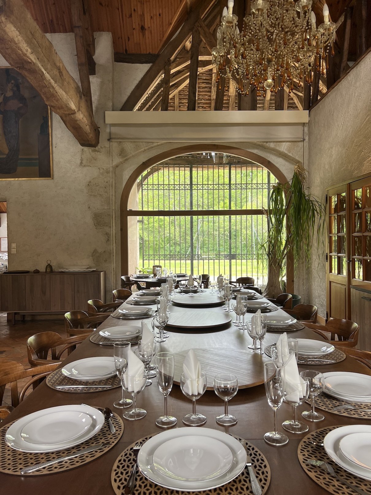 Grande table dans le salon de la Boursicauderie avec vue sur la verrière