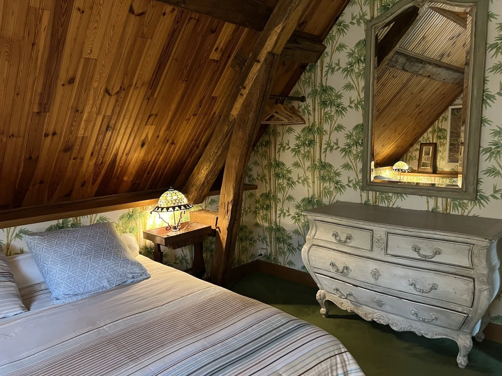 commode et miroir de la chambre Olive du gîte de la Boursicauderie