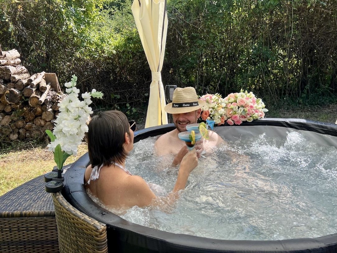 Deux personnes buvant un cocktail dans le jacuzzi de la Boursicauderie