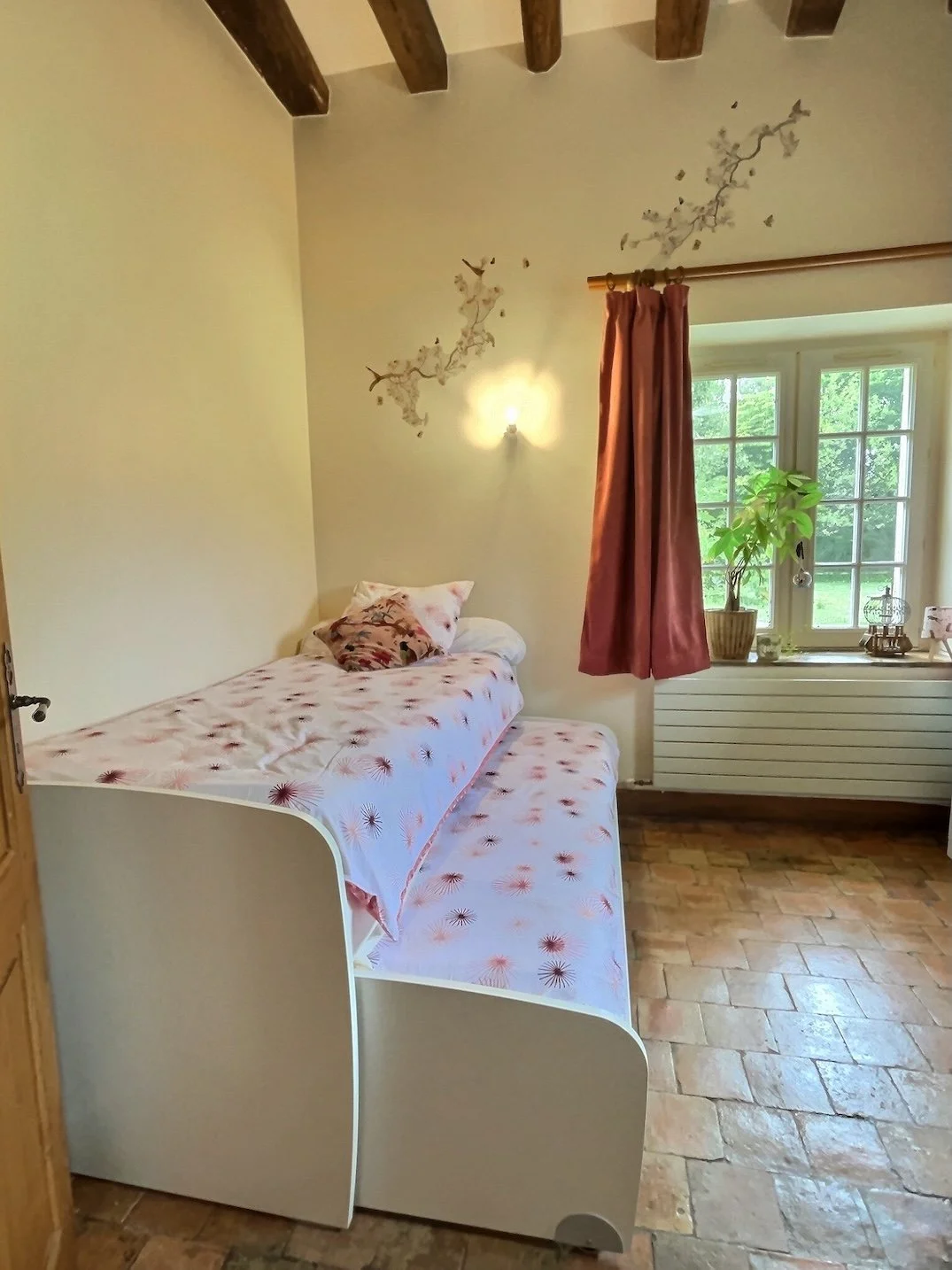 lit gigogne dans la suite Framboise du gîte de la Boursicauderie