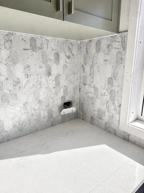 Detailed marble mosaic splashback corner installation