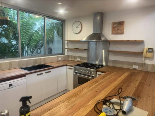Subway tile kitchen splashback by Paiva Tiling Co