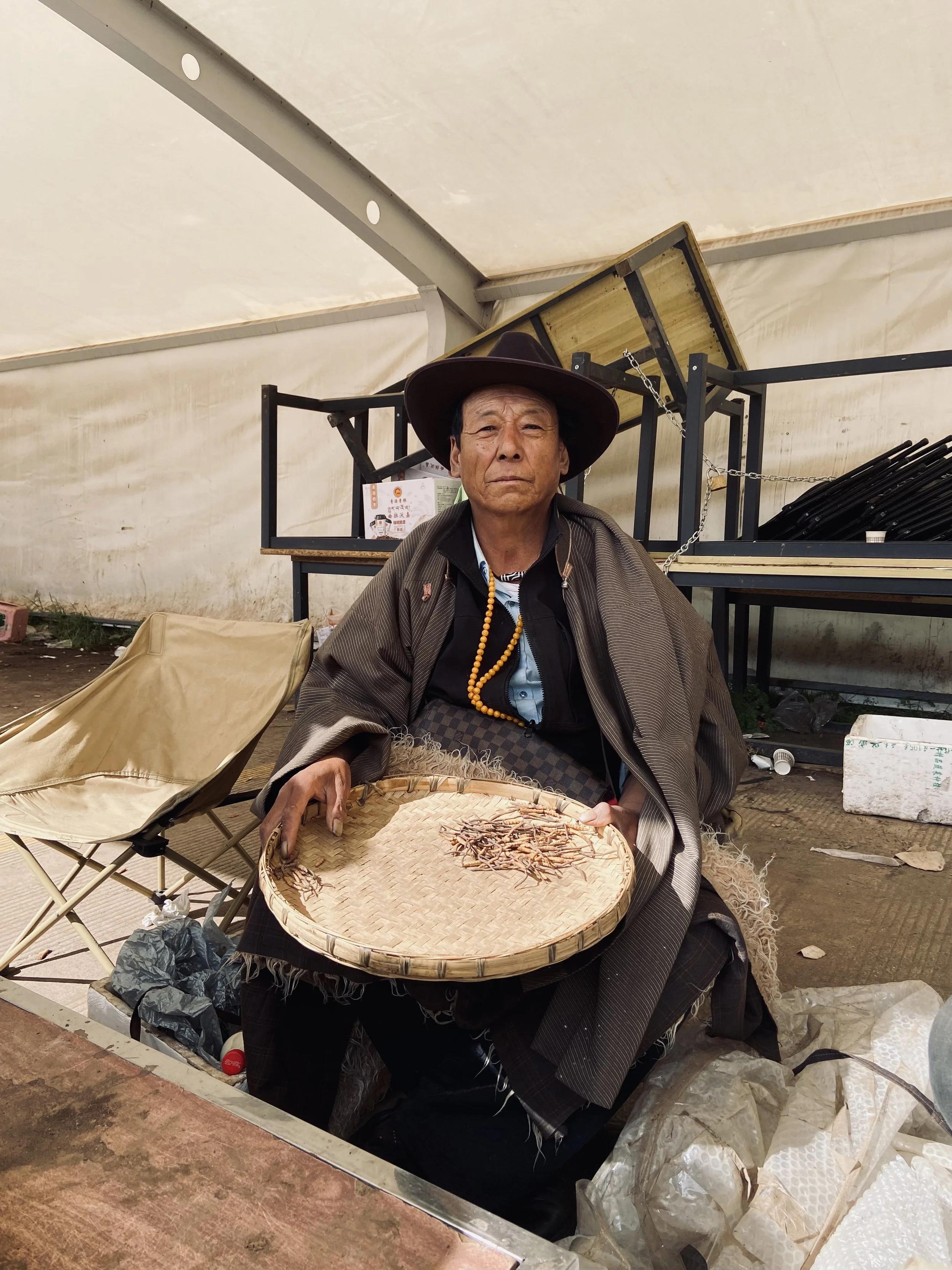Herb and root trader in the Sichuan highlands  (story will come soon)