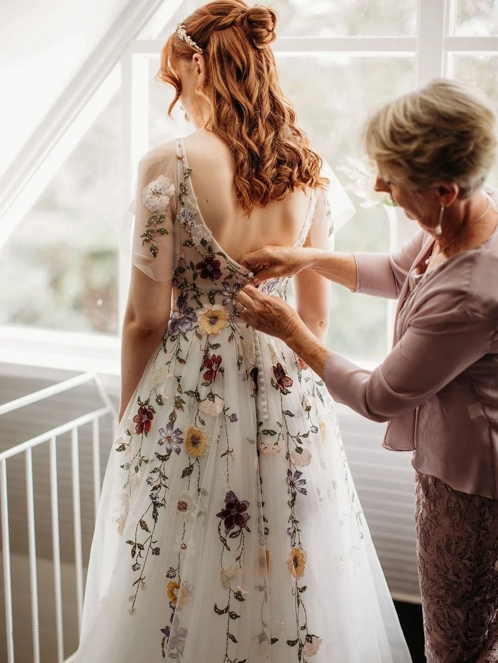 Natural makeup, a romantic half up hair style and the dreamiest floral gown, Stephanie is such a vision of beauty. 🌸✨
Photos @thepaperfox 
Dress @bridesofbeecroft - Madeleine Eve Couture
Flowers @by.amykay 
#FloralBridalLook #HairAndMakeupMagic #G