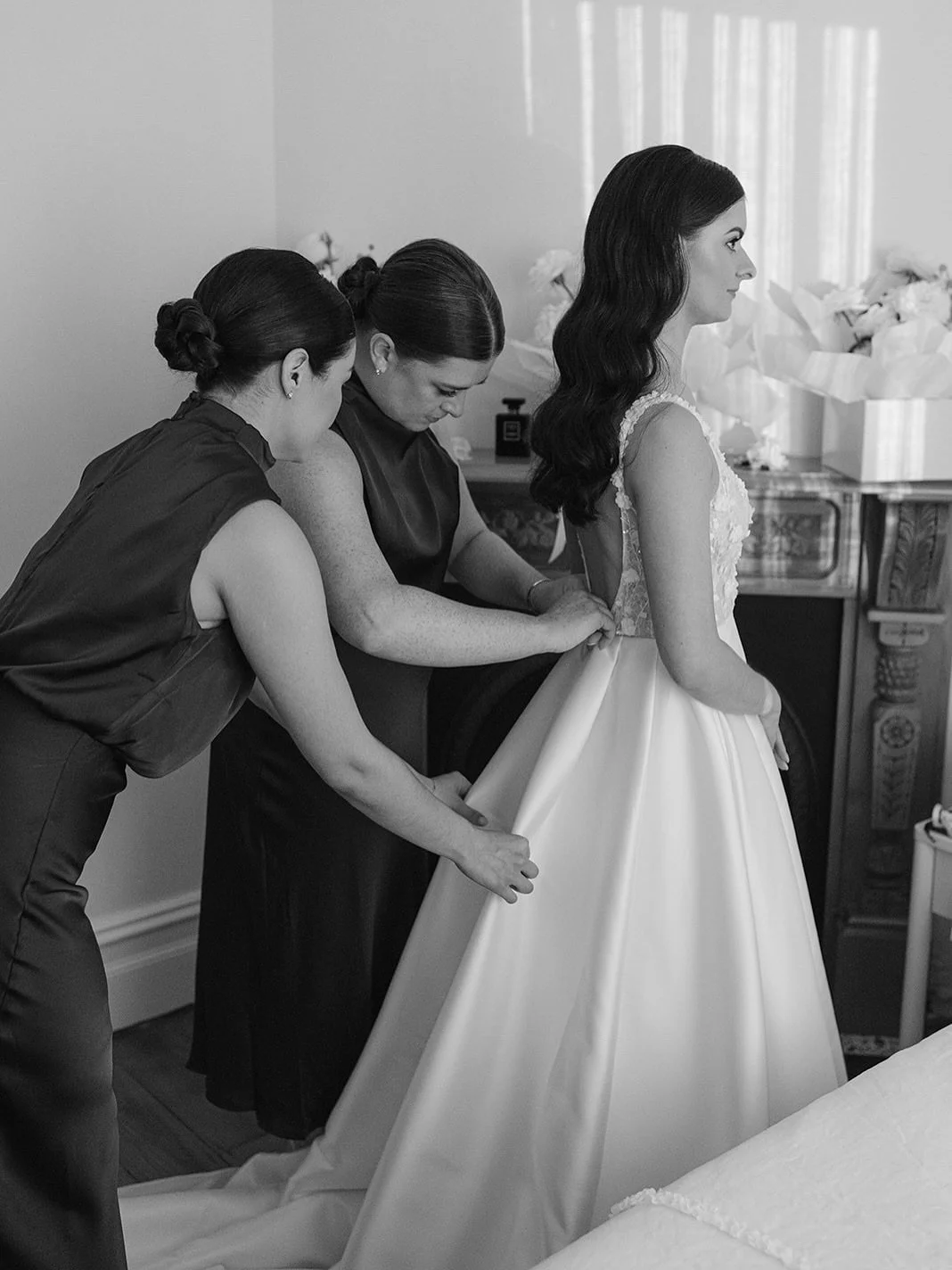 Timeless elegance for Marina and her bridal party 🤍 
⠀⠀⠀⠀⠀⠀⠀⠀⠀
Our beautiful bride embraced a classic and romantic look, while her bridesmaids stunned in elegant low buns. The perfect blend of grace and sophistication. 
⠀⠀⠀⠀⠀⠀⠀⠀⠀
Dress @madewithlove