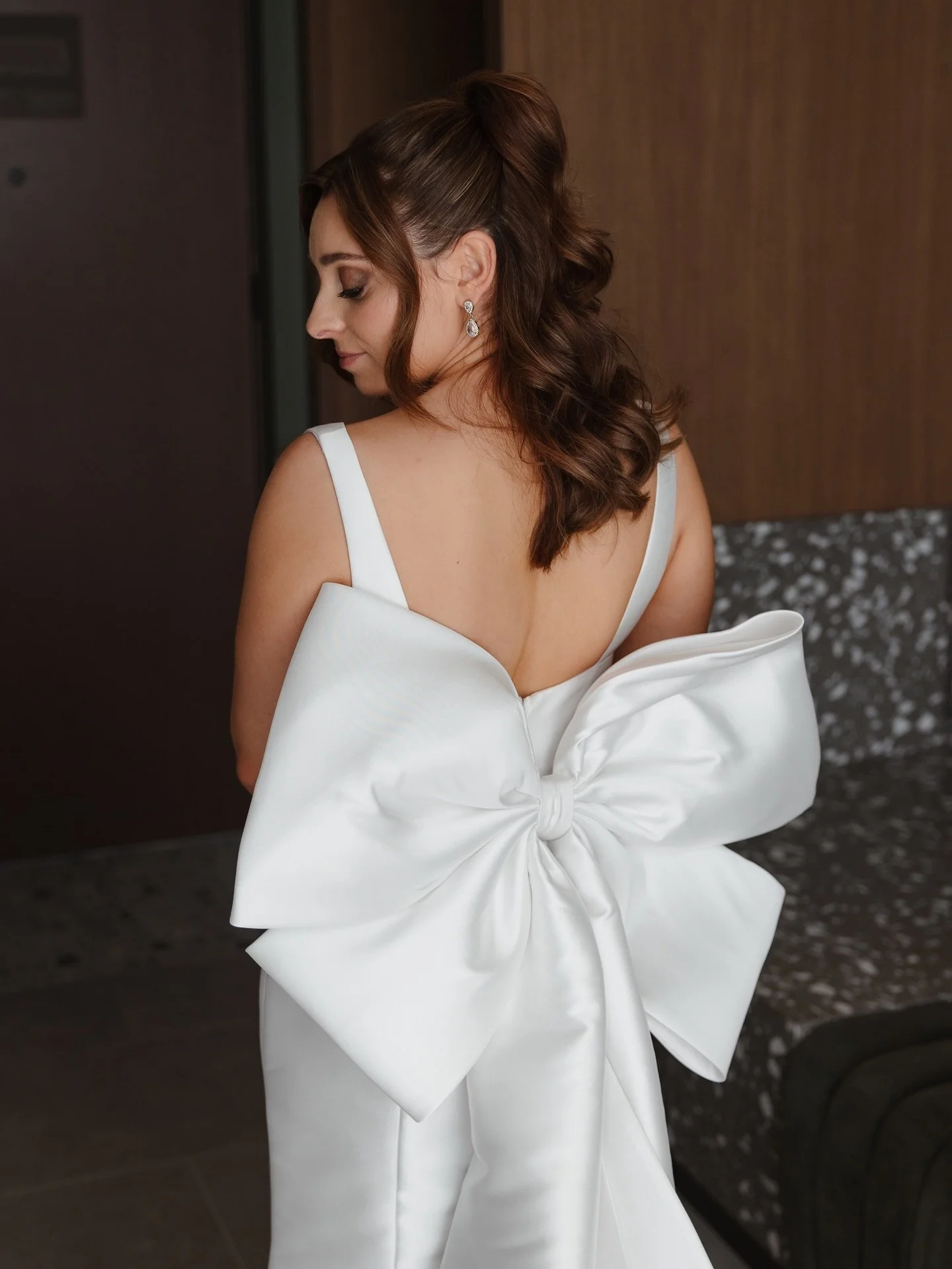 Natalia rocking a playful and chic high half-up style with the most incredible dress and that bow in the back&hellip; wow. 🎀✨
⠀⠀⠀⠀⠀⠀⠀⠀⠀
Serving modern bride energy with a touch of drama and a whole lot of wow. 💫
⠀⠀⠀⠀⠀⠀⠀⠀⠀
@fvmphotography 
⠀⠀⠀⠀⠀⠀⠀⠀⠀